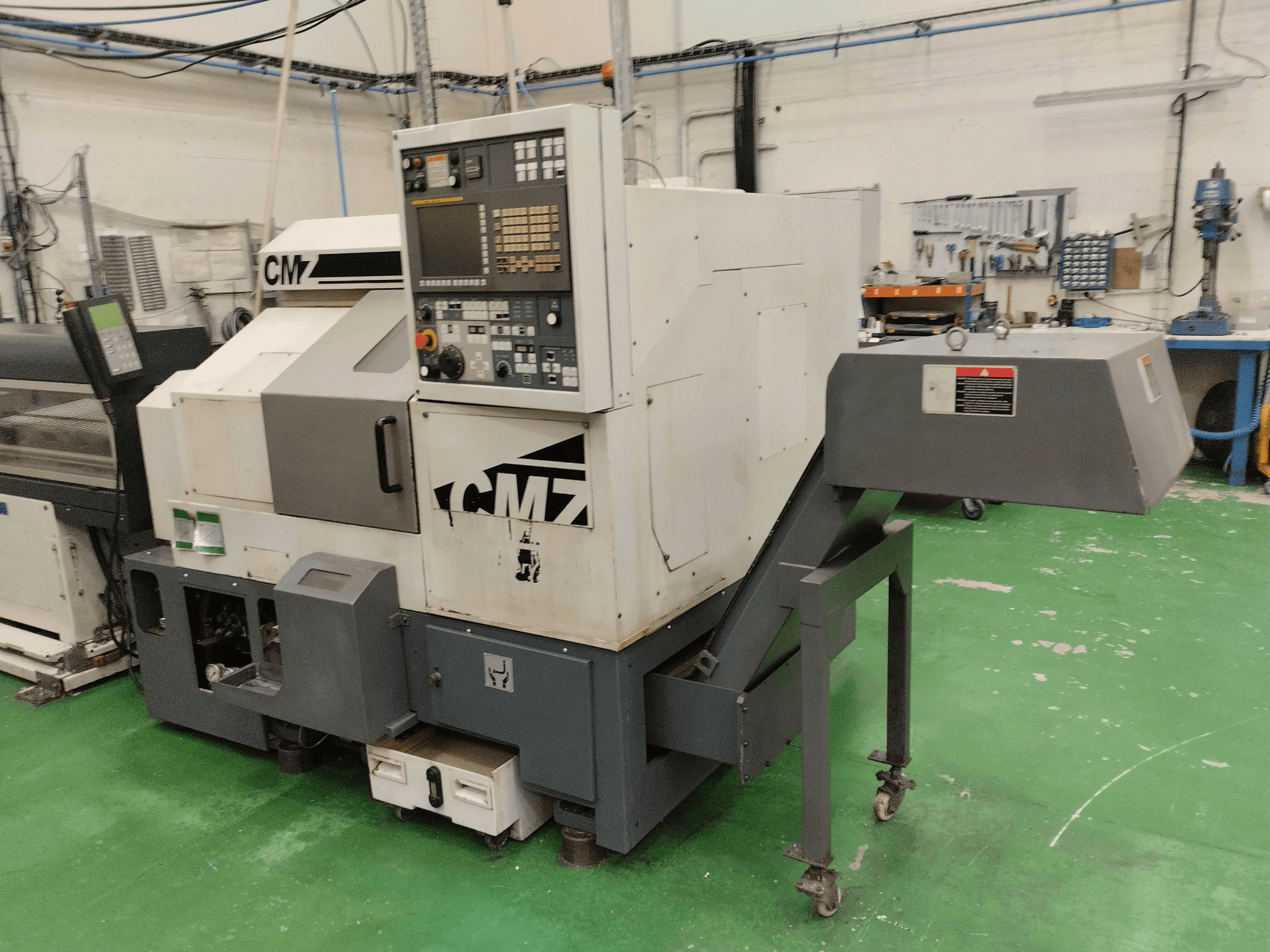 CMZ TB-67M Dreh-Fräszentrum in Vorderansicht, mit Bedienfeld und Vorschubmechanismus, in einer Werkstattumgebung.