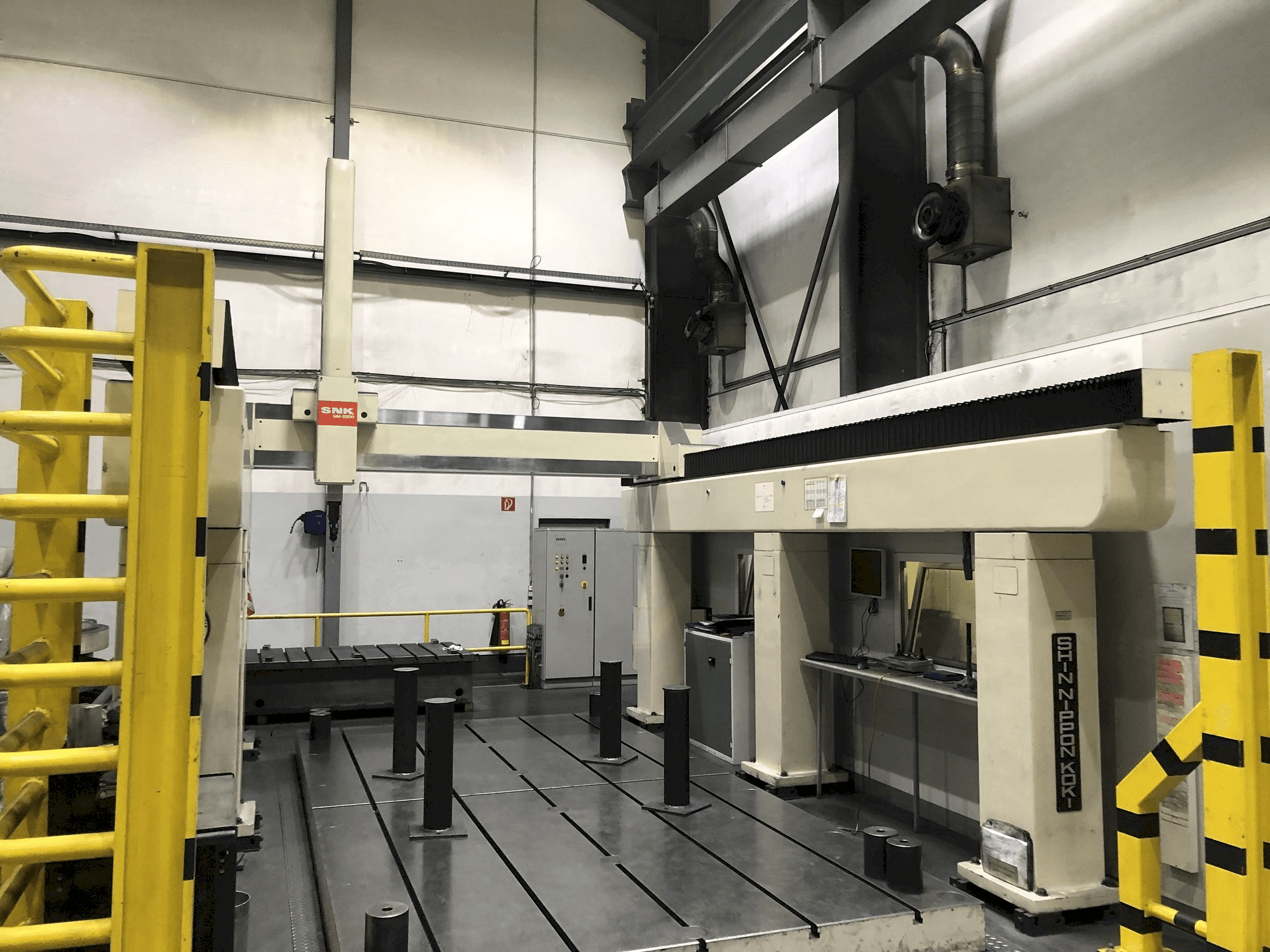 Frontansicht der SNK MM2500 Maschine