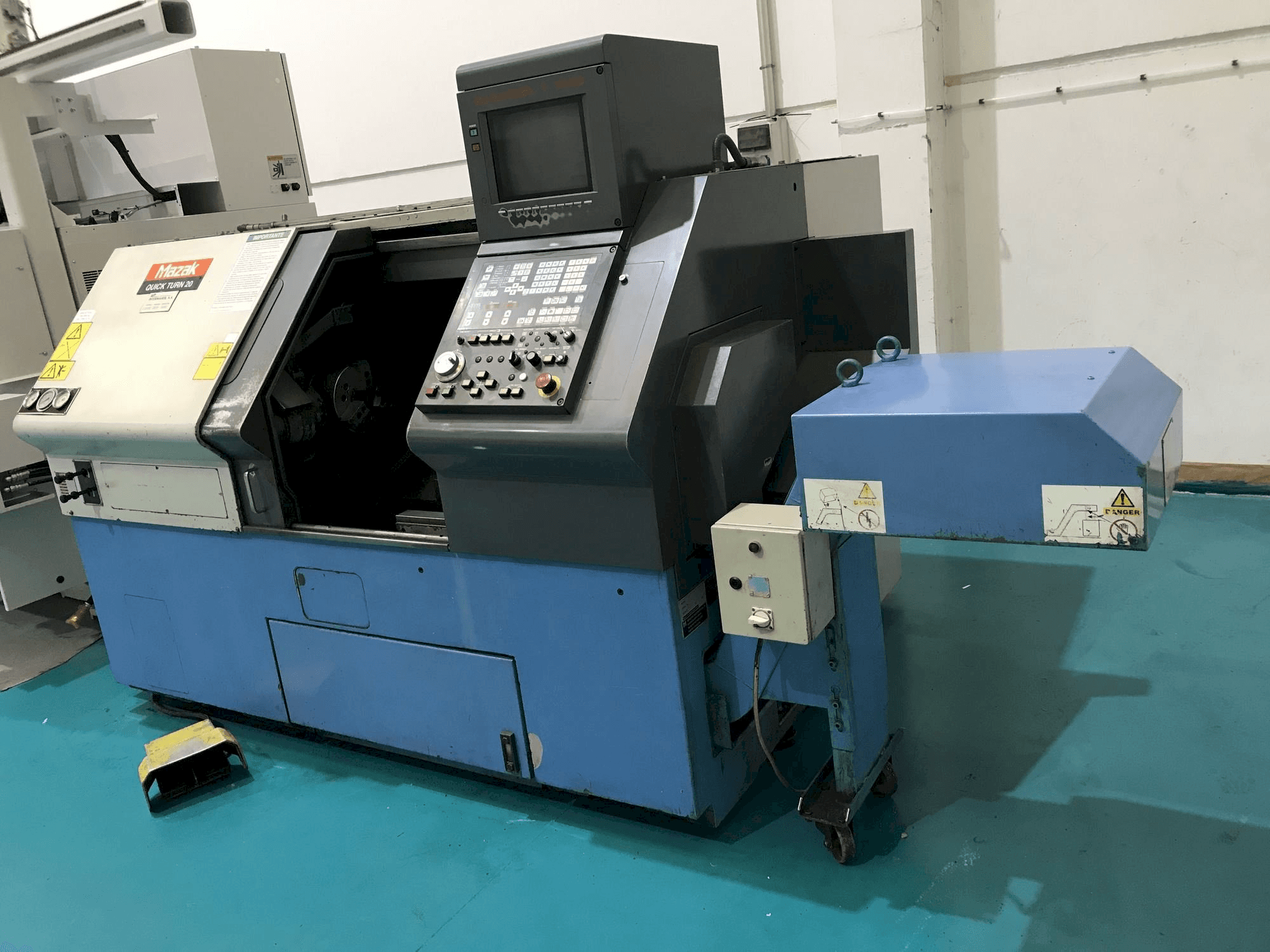 Frontansicht der Mazak QUICK TURN 20 Maschine