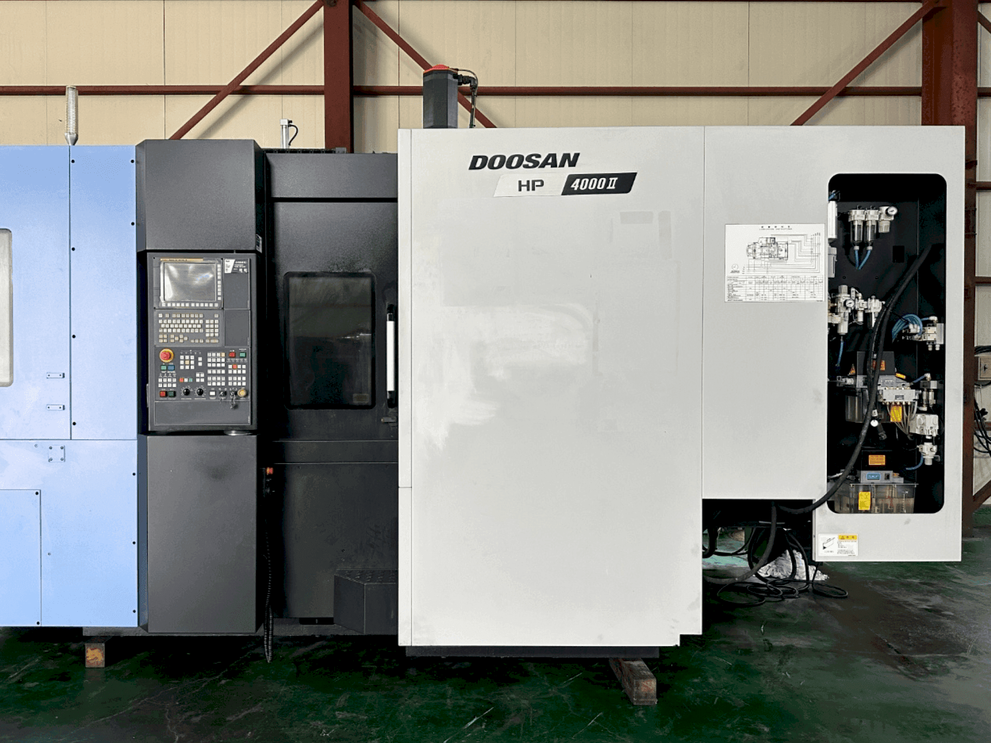 Frontansicht der DOOSAN HP 4000 II Maschine