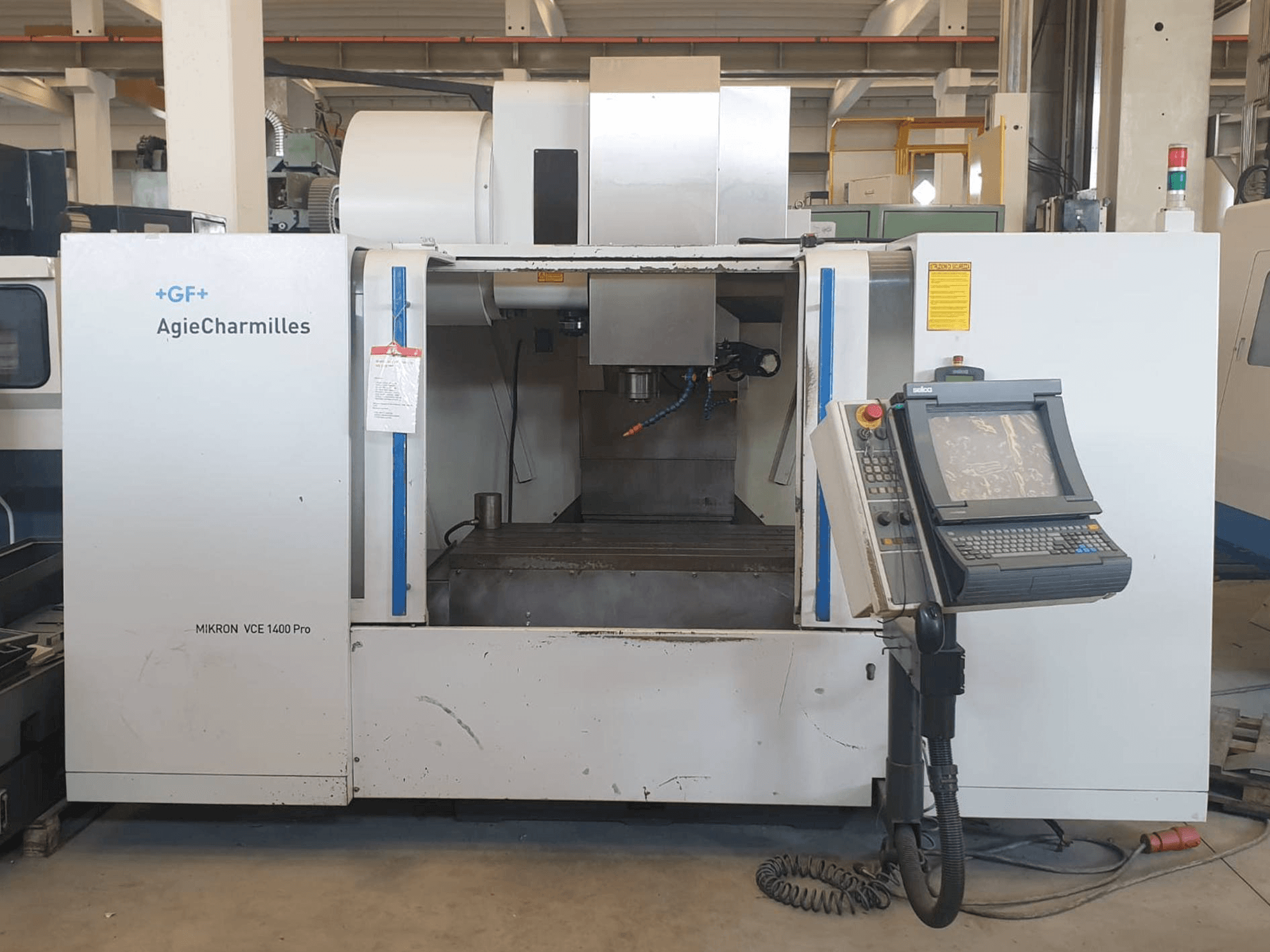 Frontansicht der AgieCharmilles MIKRON VCE 1400 PRO Maschine