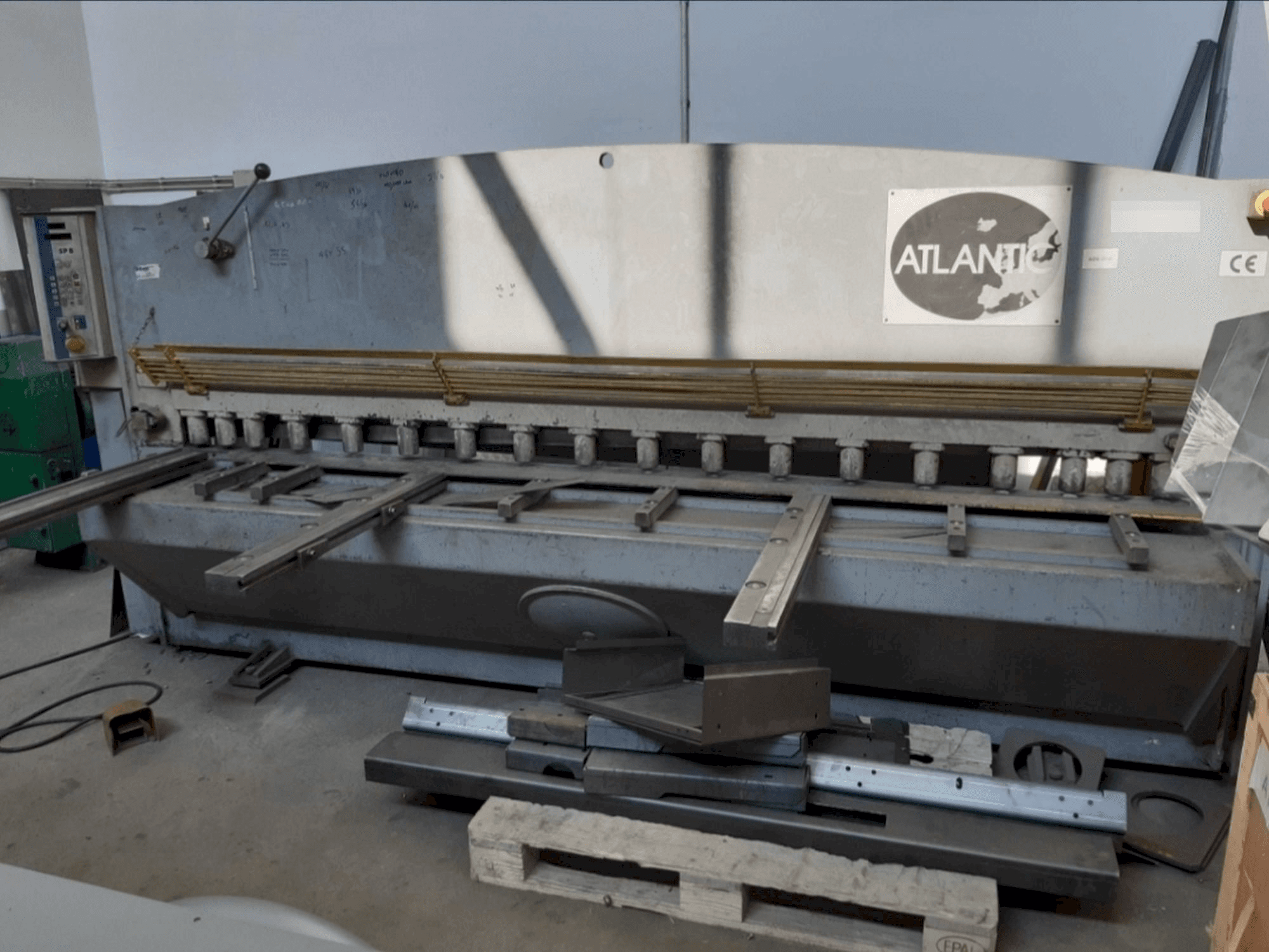 Frontansicht der ATLANTIC ATS 3006 Maschine