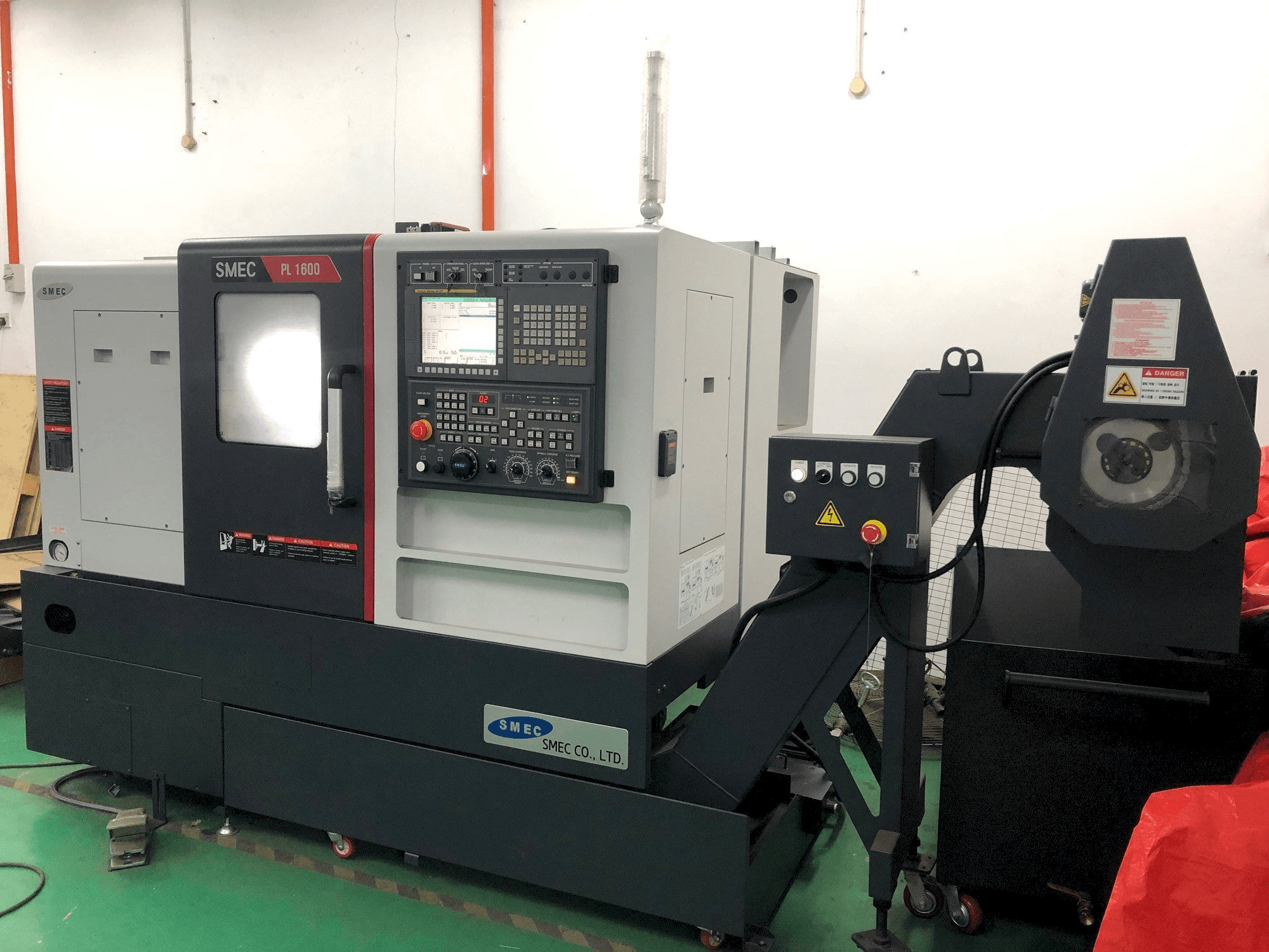 Frontansicht der SMEC PL1600 Maschine