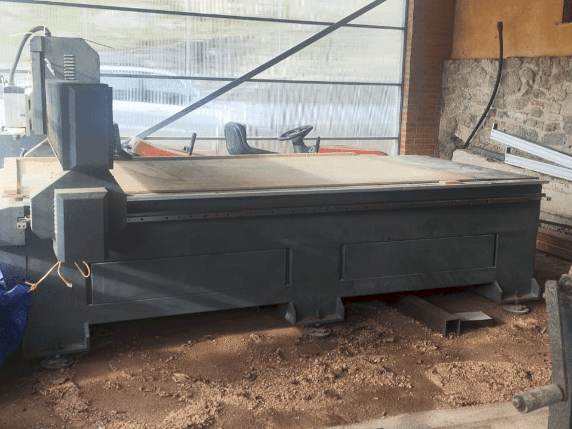 Frontansicht der BARCENAS CNC SW1325V Maschine