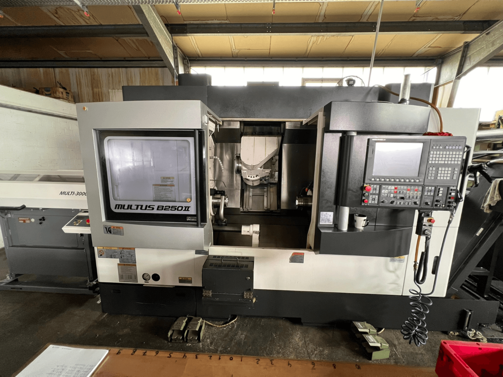 Okuma Multus B250II MW Dreh-Fräszentrum, Vorderansicht, mit Details zum Bedienfeld und zum Bearbeitungsbereich.