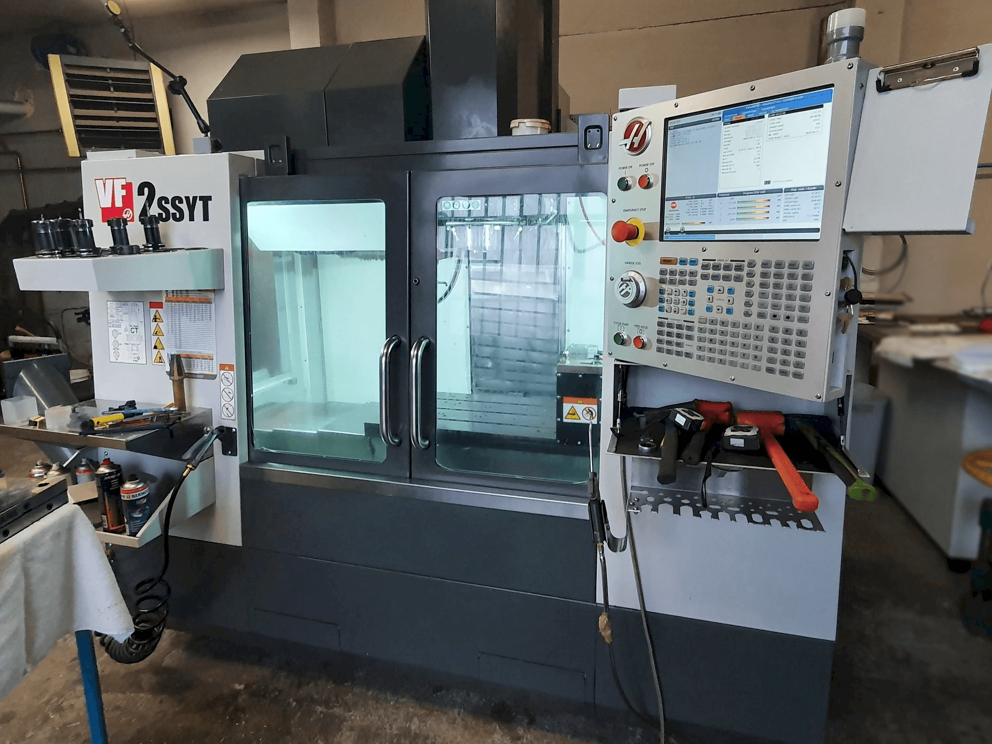 Frontansicht der HAAS VF-2SSYT Maschine