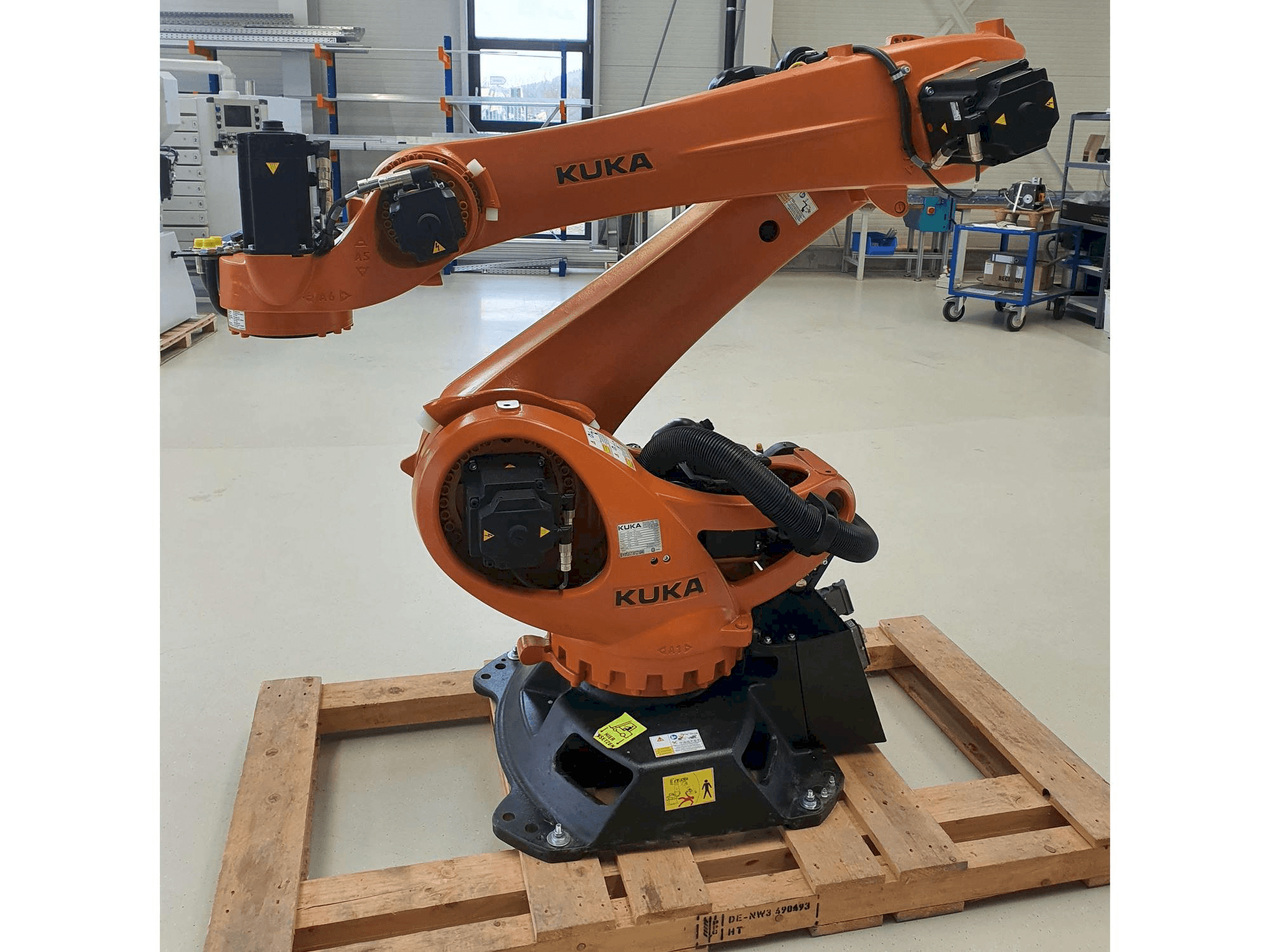 Frontansicht der KUKA KR180 R3200PA Maschine