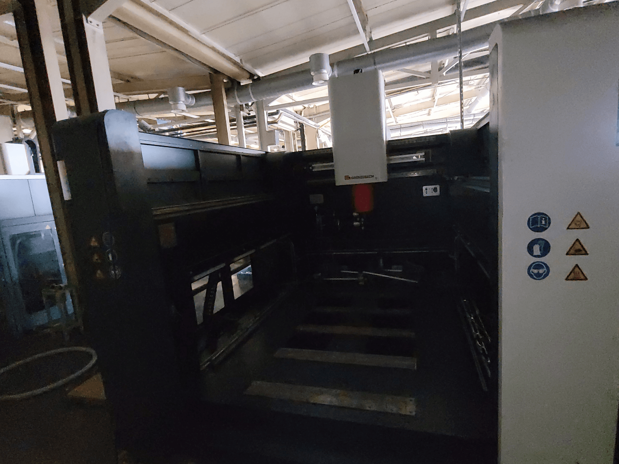 GRENZEBACH FSW-Maschine DSM 3000, Seitenansicht mit Bedienelementen, Sicherheitssymbolen und Arbeitsbereich für Bearbeitungsaufgaben.