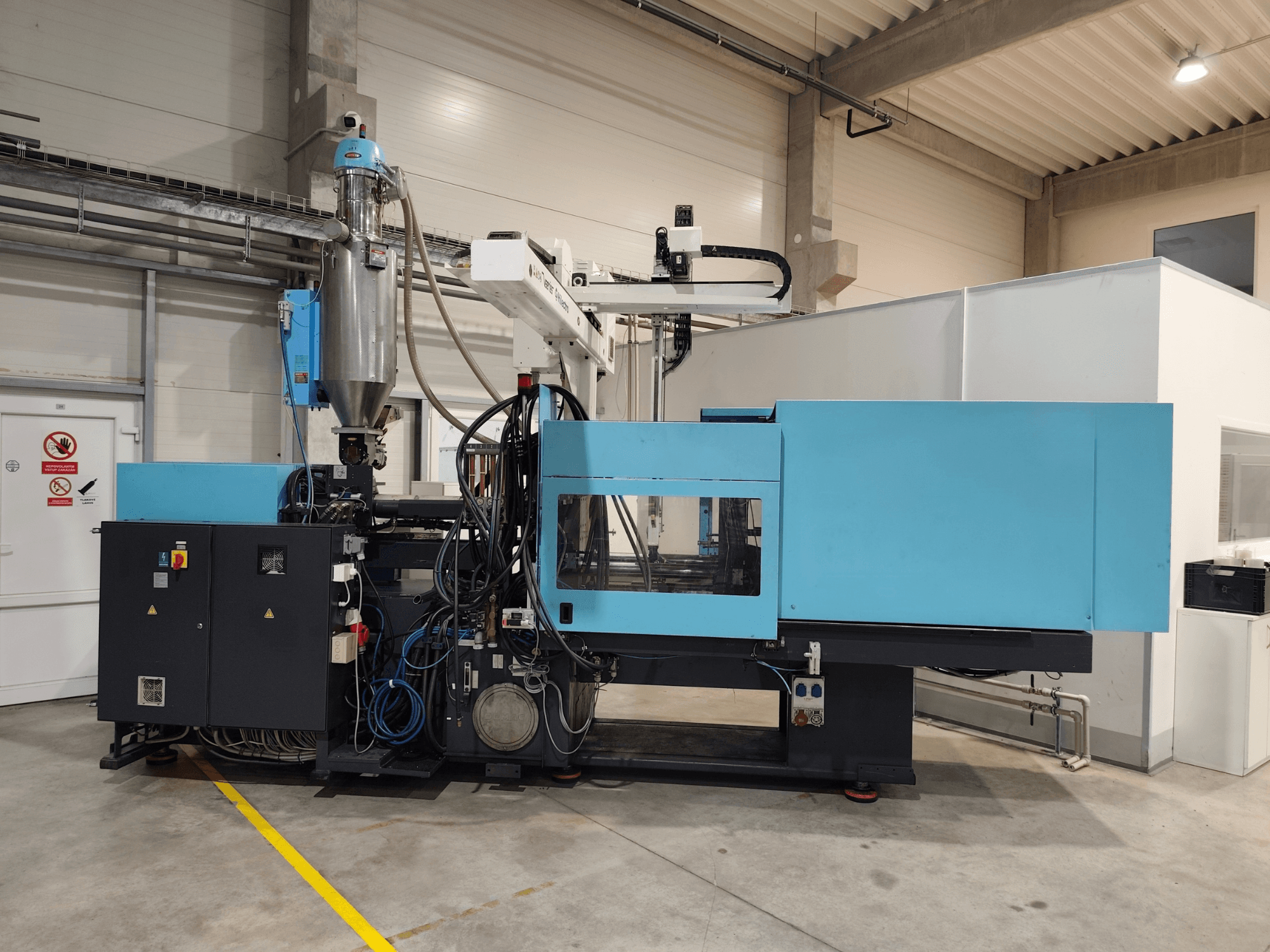 Vorderansicht einer hydraulischen Spritzgießmaschine vom Typ DEMAG Ergotech Extra 160-430 mit sichtbarem Bedienfeld und Trichter.