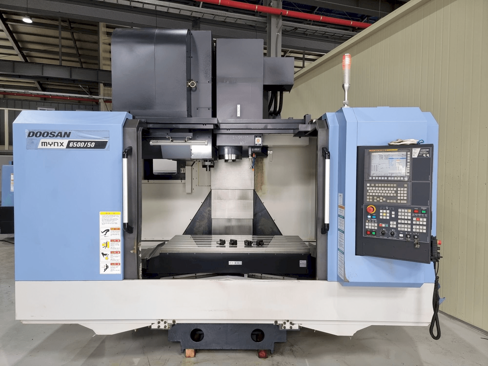 Frontansicht der Doosan MYNX 6500/50 Maschine