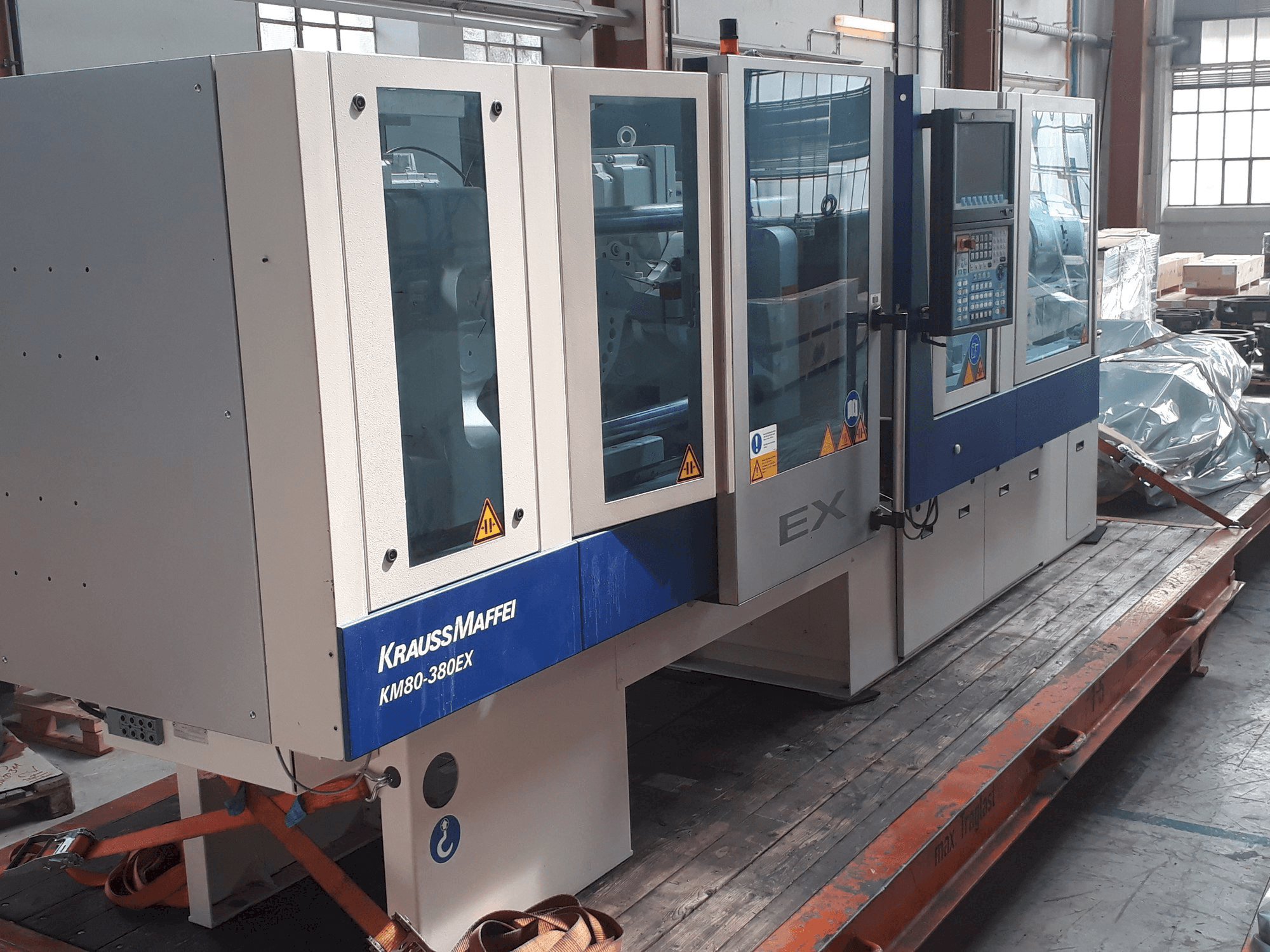 Frontansicht der Krauss Maffei 80-380 EX Maschine