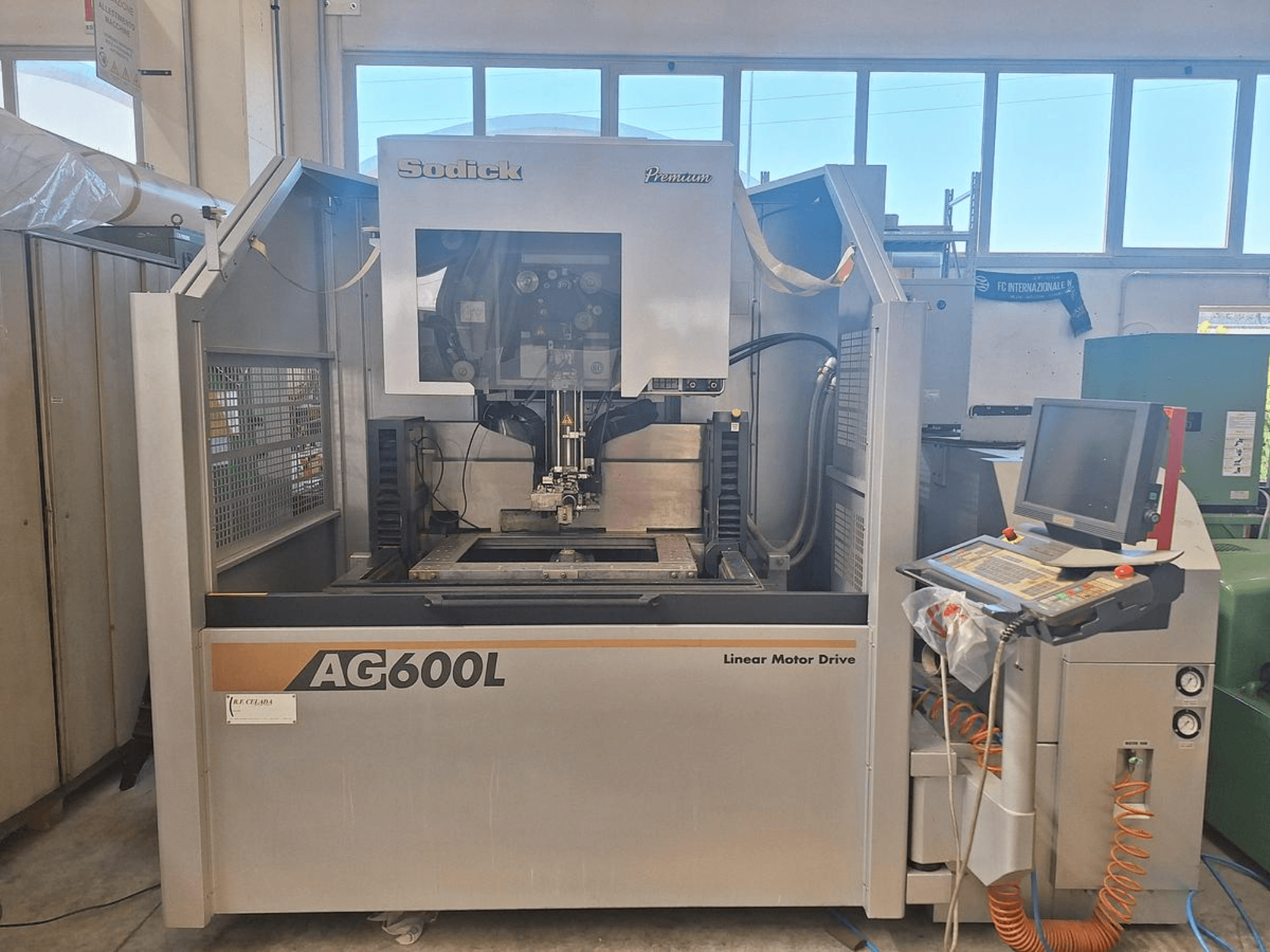 Sodick AG 600 L Drahterodiermaschine in Frontansicht, mit Bedienfeld und Linearmotorantrieb.