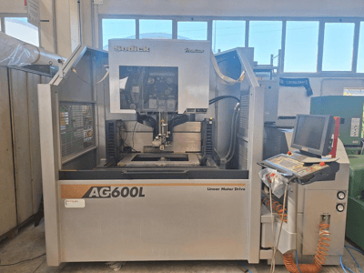 Sodick AG 600 L Drahterodiermaschine in Frontansicht, mit Bedienfeld und Linearmotorantrieb.