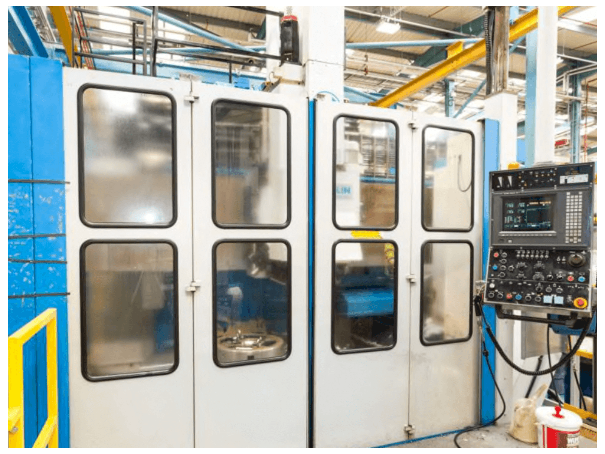 Frontansicht der TOS SKIQ 20 CNC Maschine