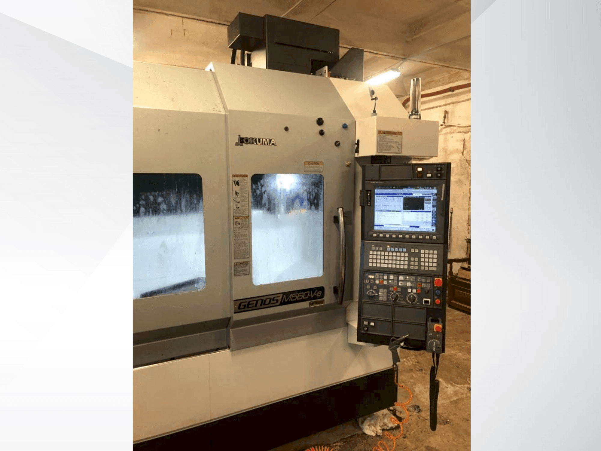Frontansicht der Okuma GENOS M560-V-e Maschine