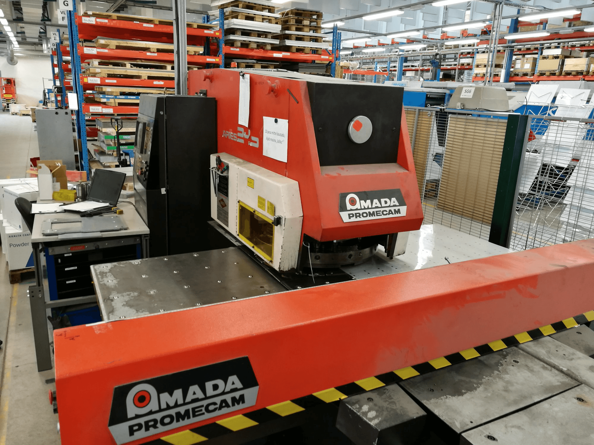 Frontansicht der AMADA ARIES 245 Maschine