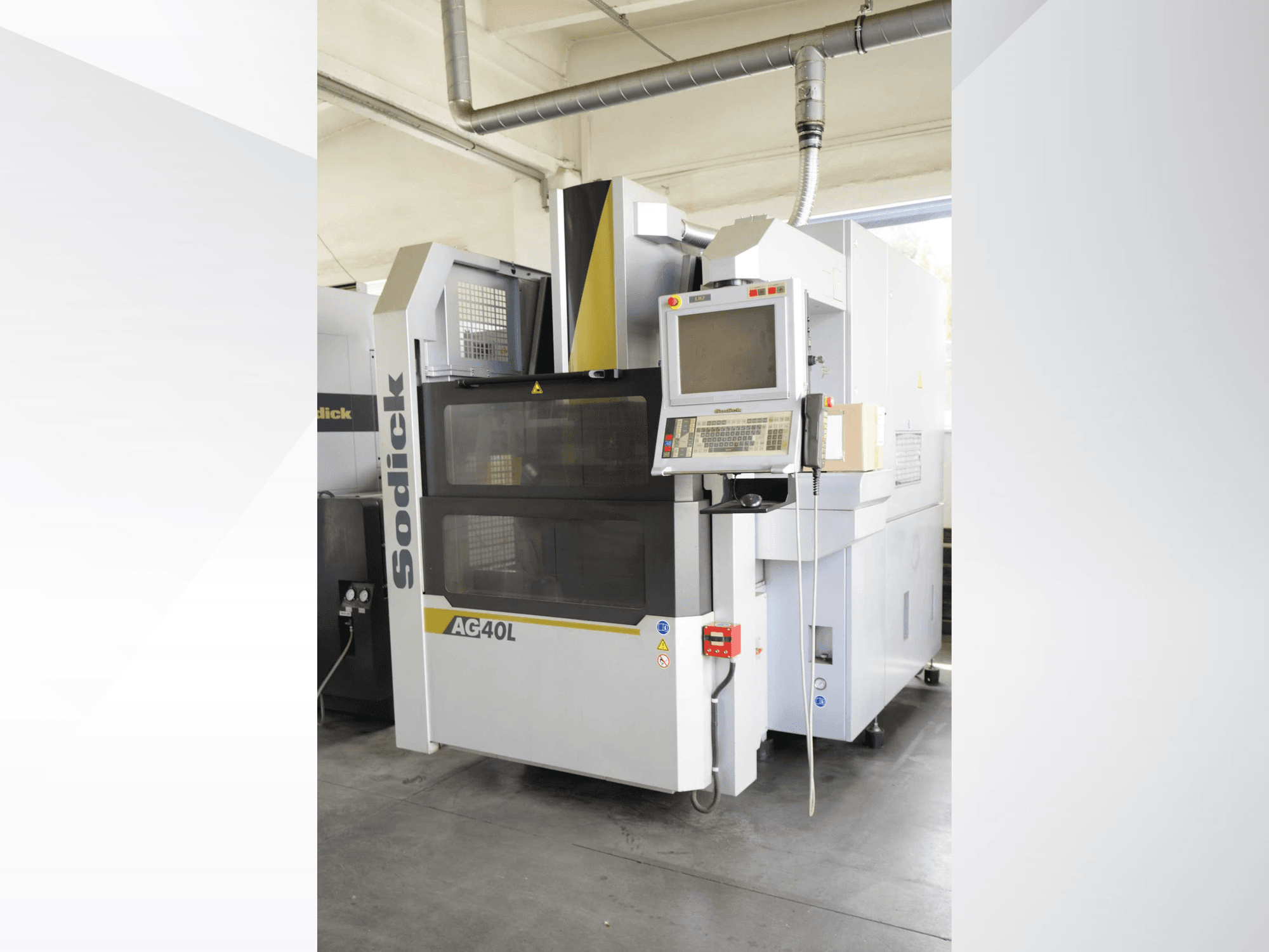 Sodick AG40L LN2 Senkerodiermaschine, Vorderansicht mit Bedienfeld, auf dem Einstellungen und Sicherheitsfunktionen angezeigt werden.
