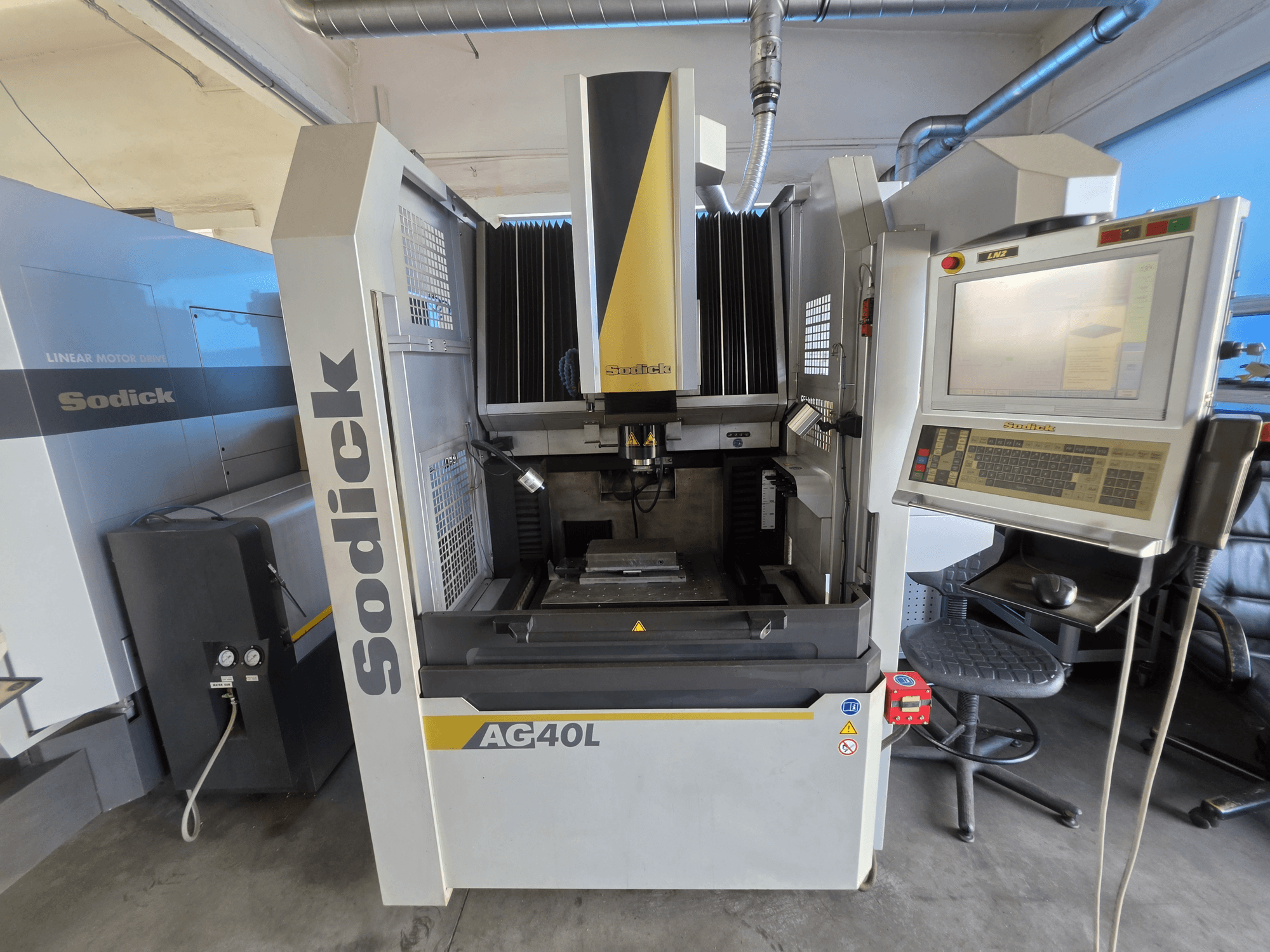 Sodick AG40L LN2 Senkfunkenerosionsmaschine, Vorderansicht mit sichtbarem Bedienfeld, Linearmotorantrieb und Werkstückhalter.