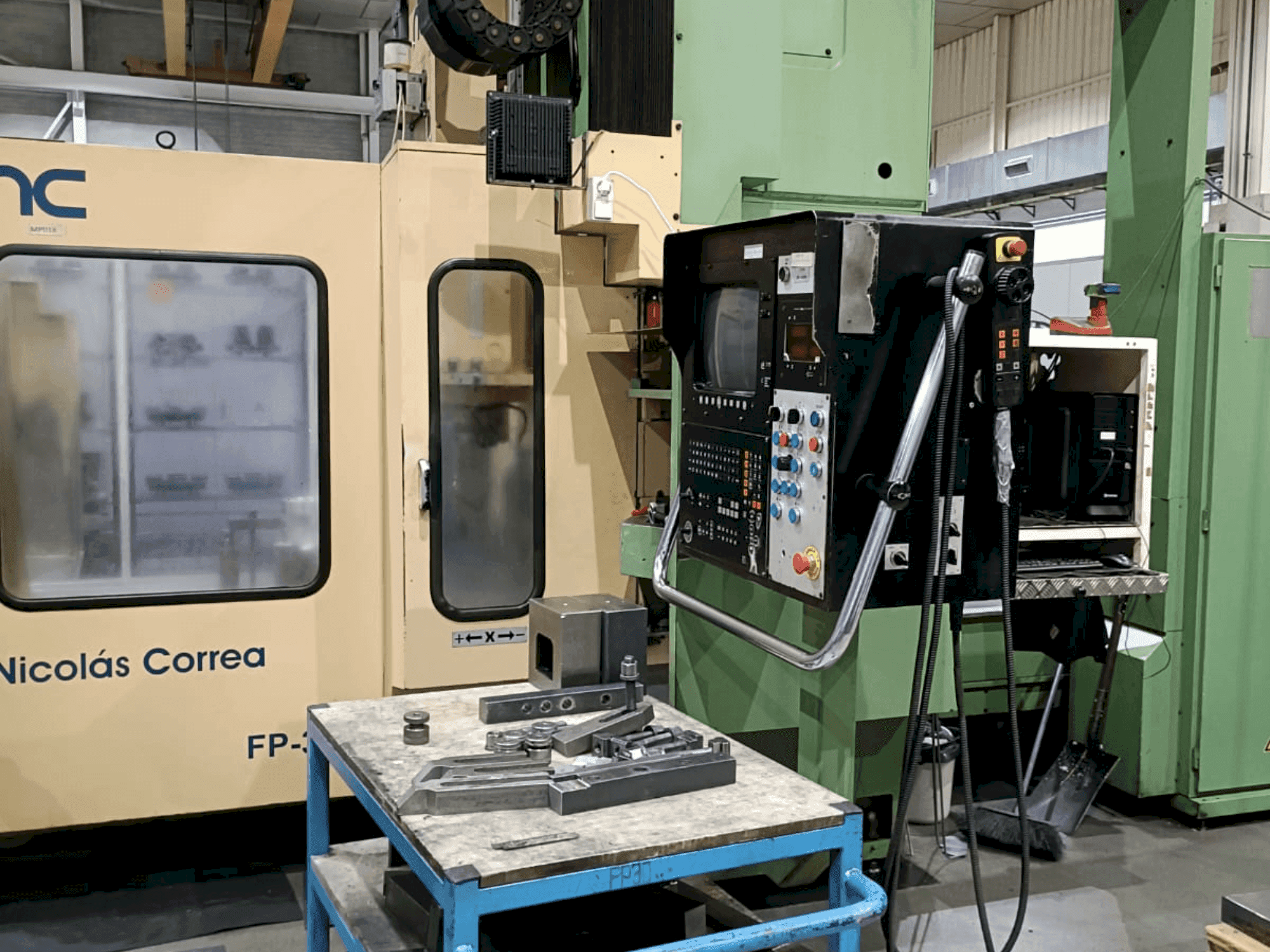 Frontansicht der Correa FP30 Maschine