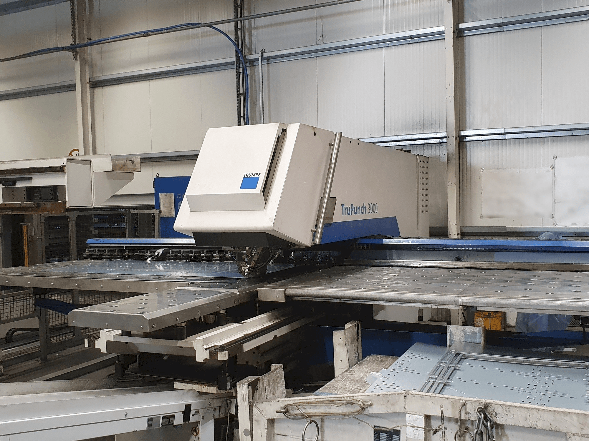 Frontansicht der Trumpf TruPunch 3000 Maschine