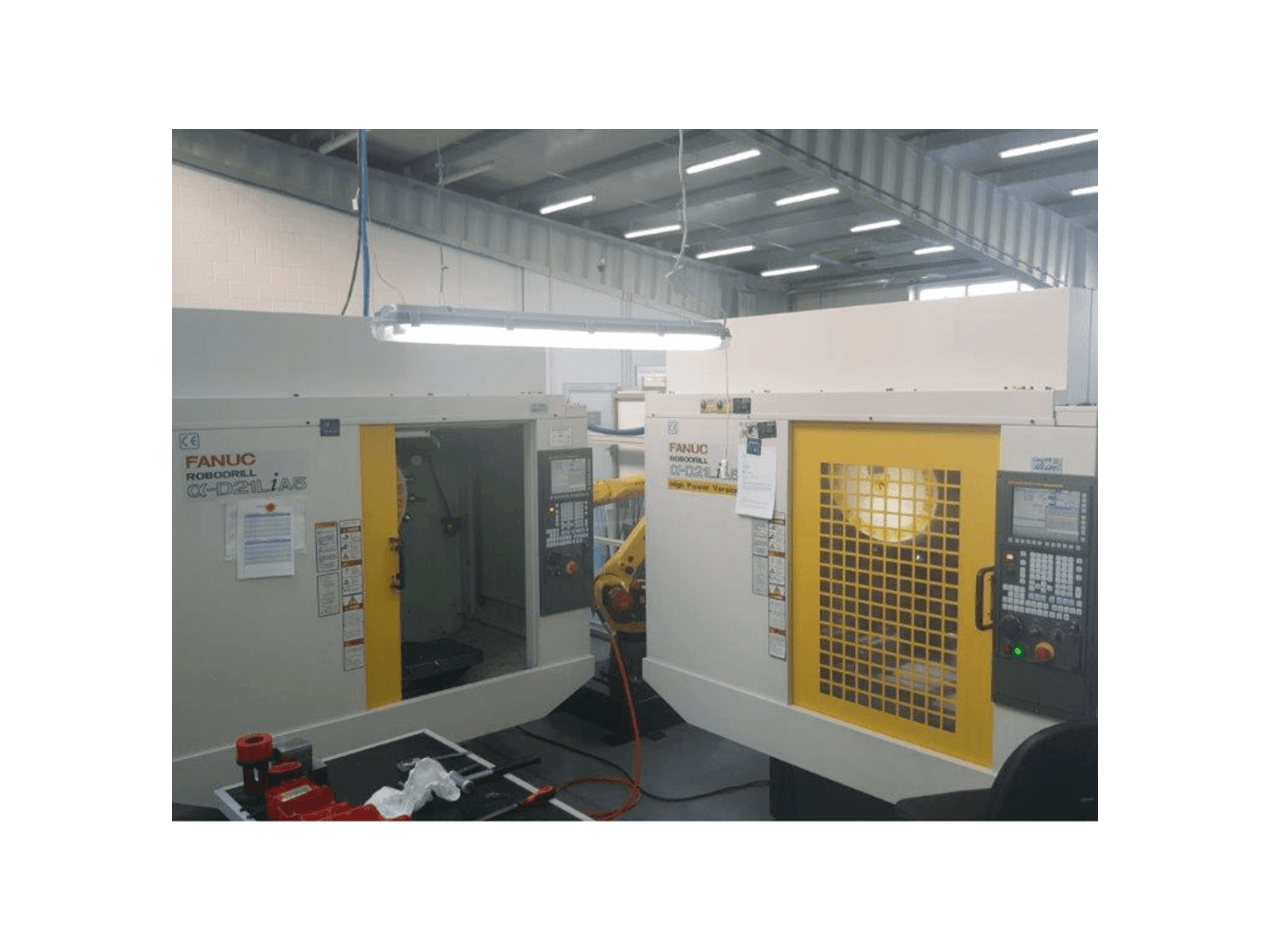 Frontansicht der FANUC RoboDrills D21LiA5 + M20iA/M35 Maschine