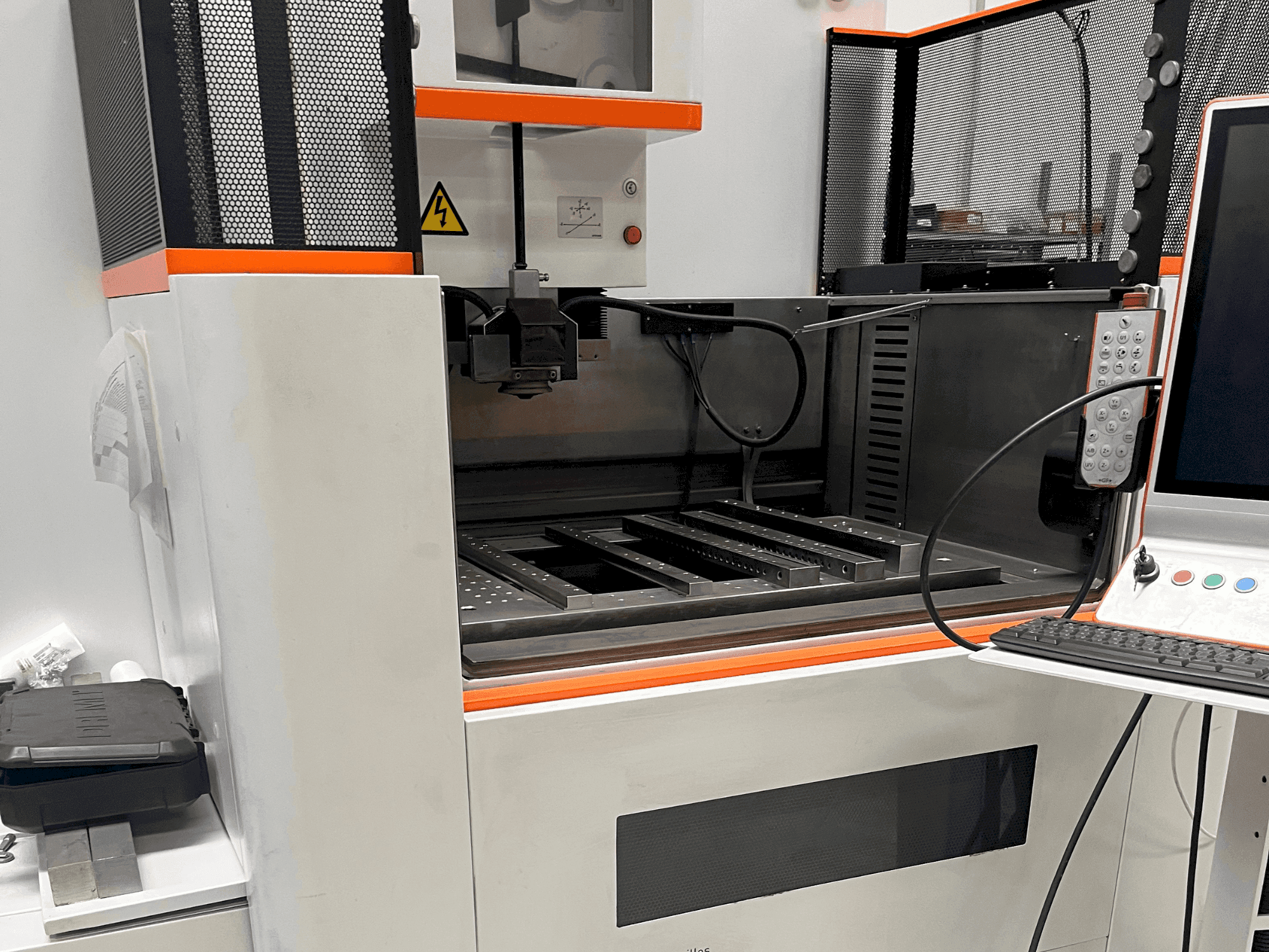 Frontansicht der AgieCharmilles CUT E 600 Maschine