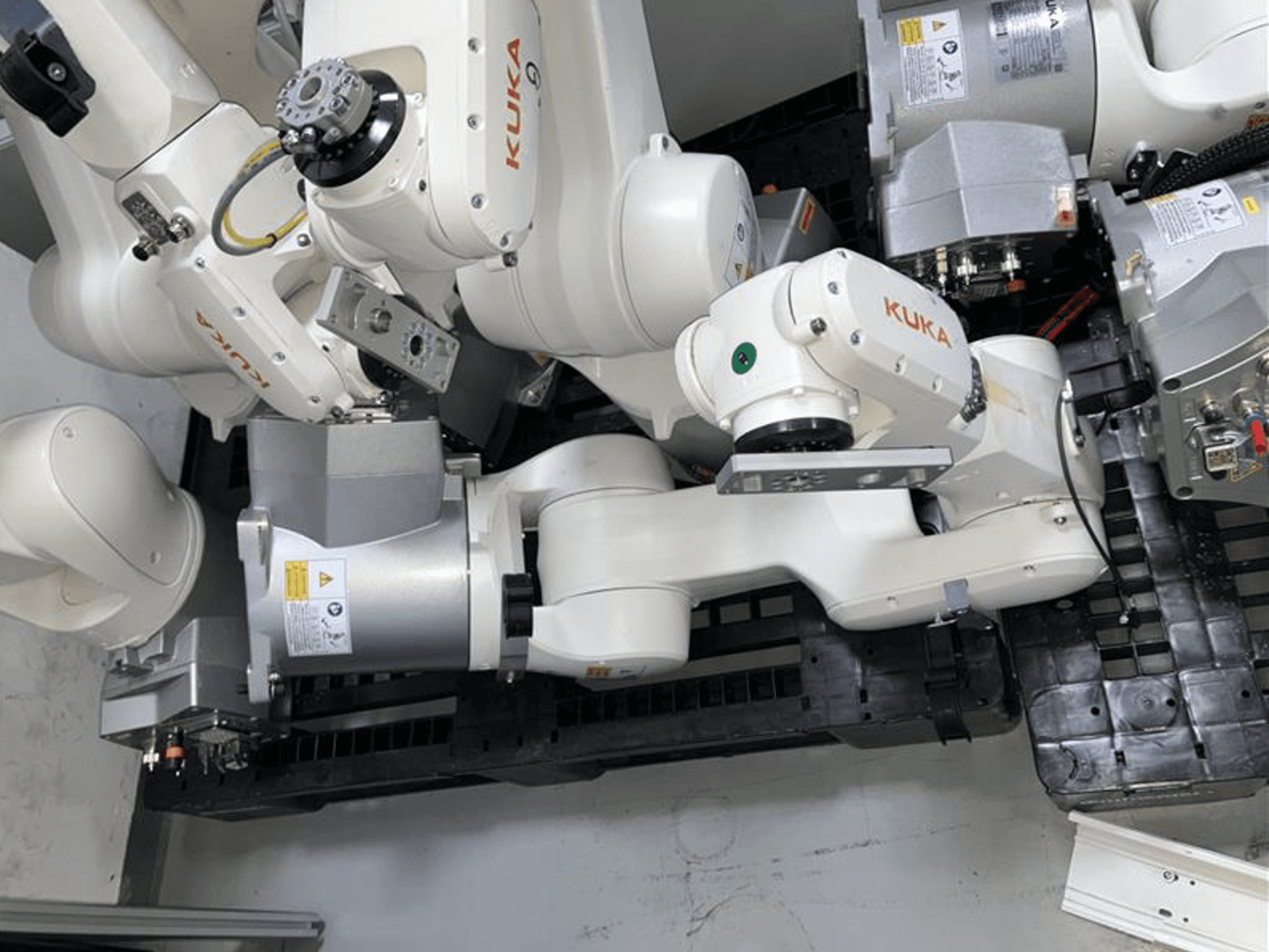 KUKA Roboterarm KR 10 R900-2 in der Draufsicht, der Gelenkverbindungen und Antriebsmotoren in einer industriellen Umgebung zeigt.