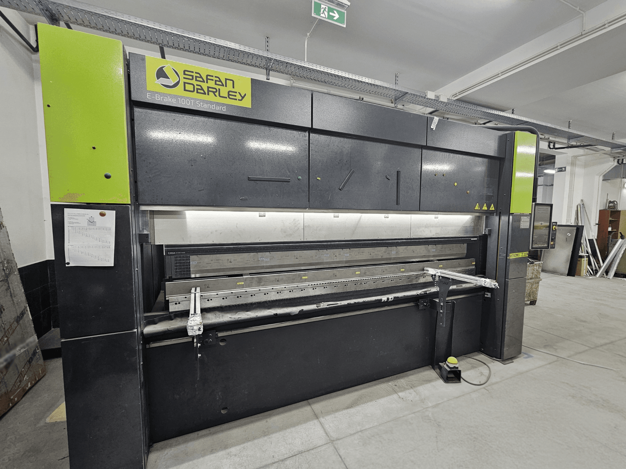SafanDarley E-Brake 100T Standard, Vorderansicht; hydraulische Biegemaschine mit Bedienfeld, Fußpedal und Sicherheitseinrichtungen.