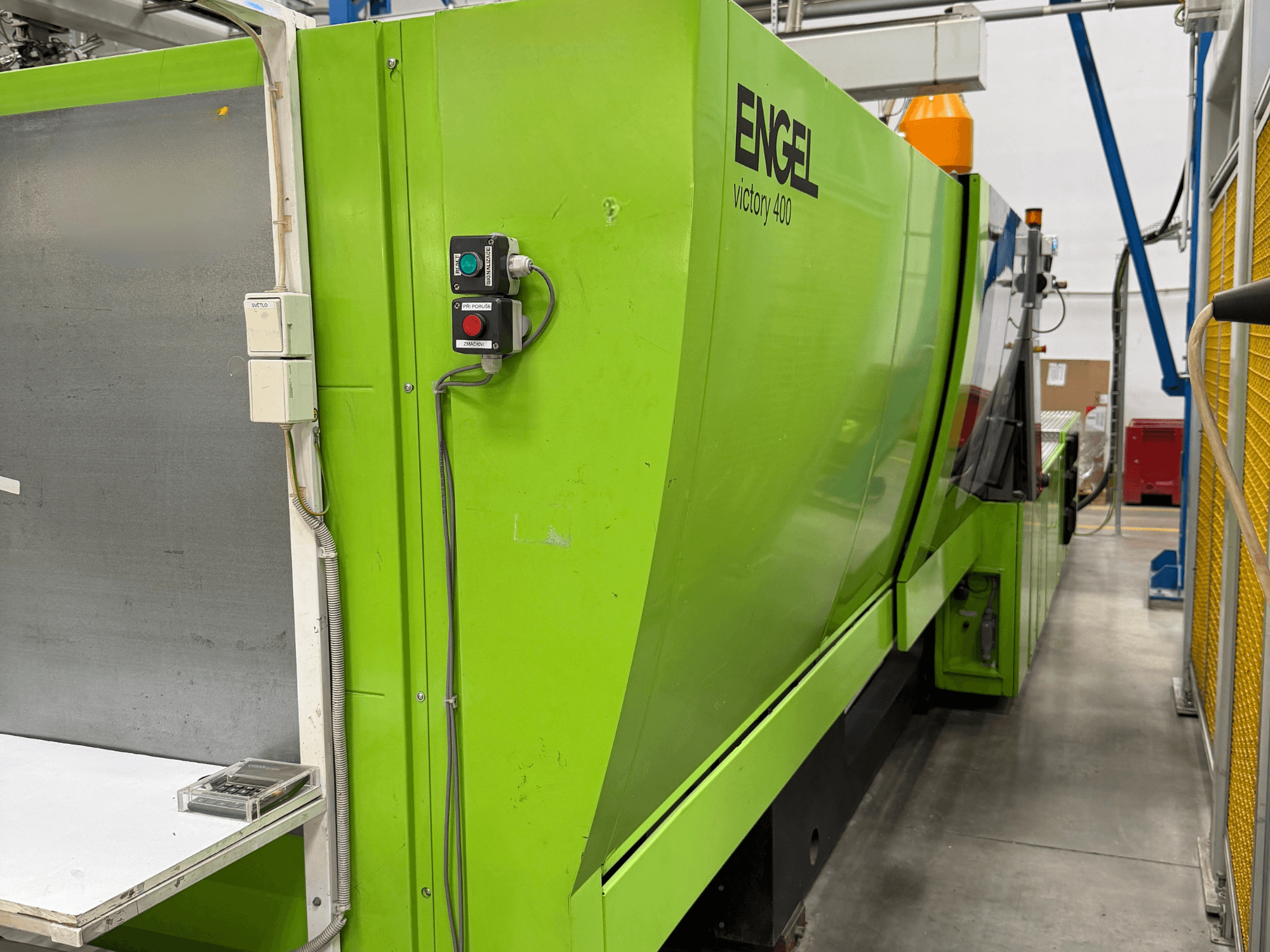 Hydraulische Spritzgießmaschine Engel Victory 400, Seitenansicht, mit Bedienfeld und grüner Außenlackierung.