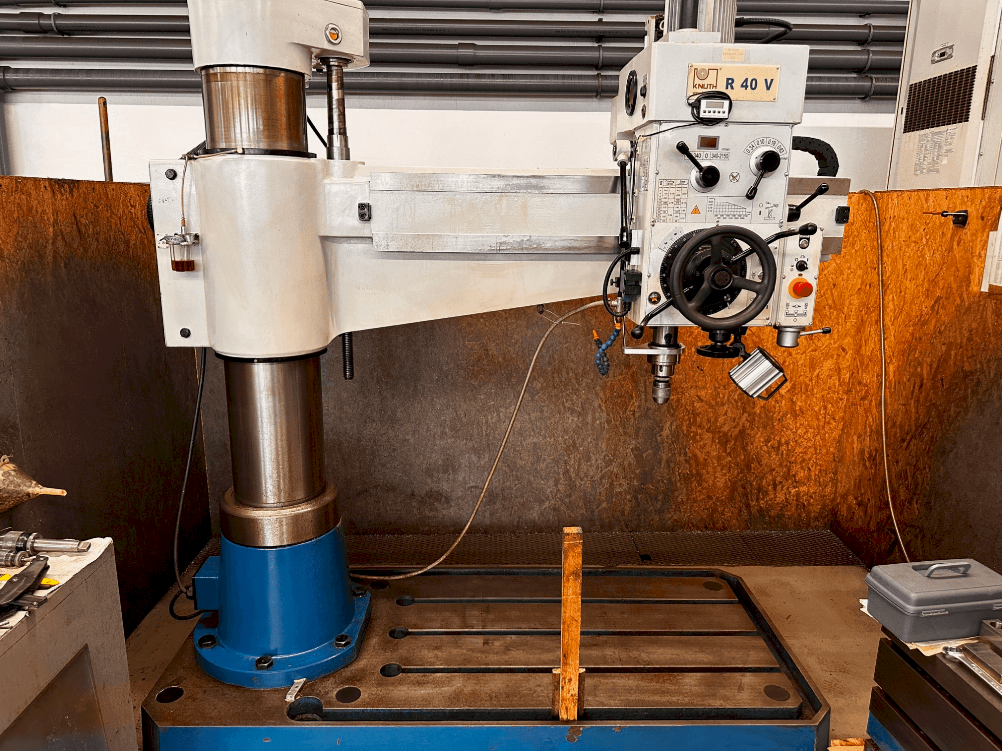 Frontansicht der KNUTH R40V Maschine