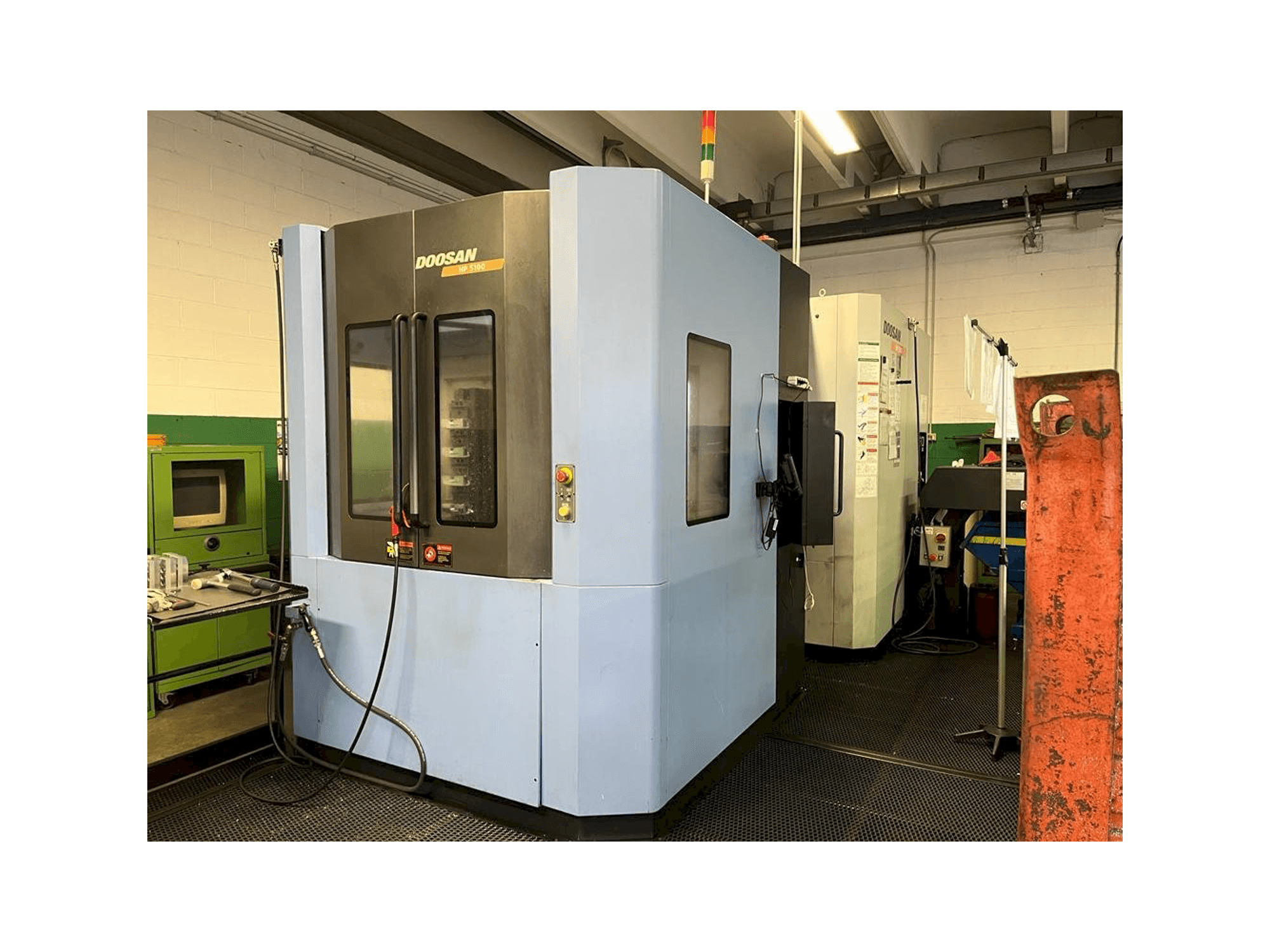 Linke Seitenansicht der Doosan HP5100 Maschine