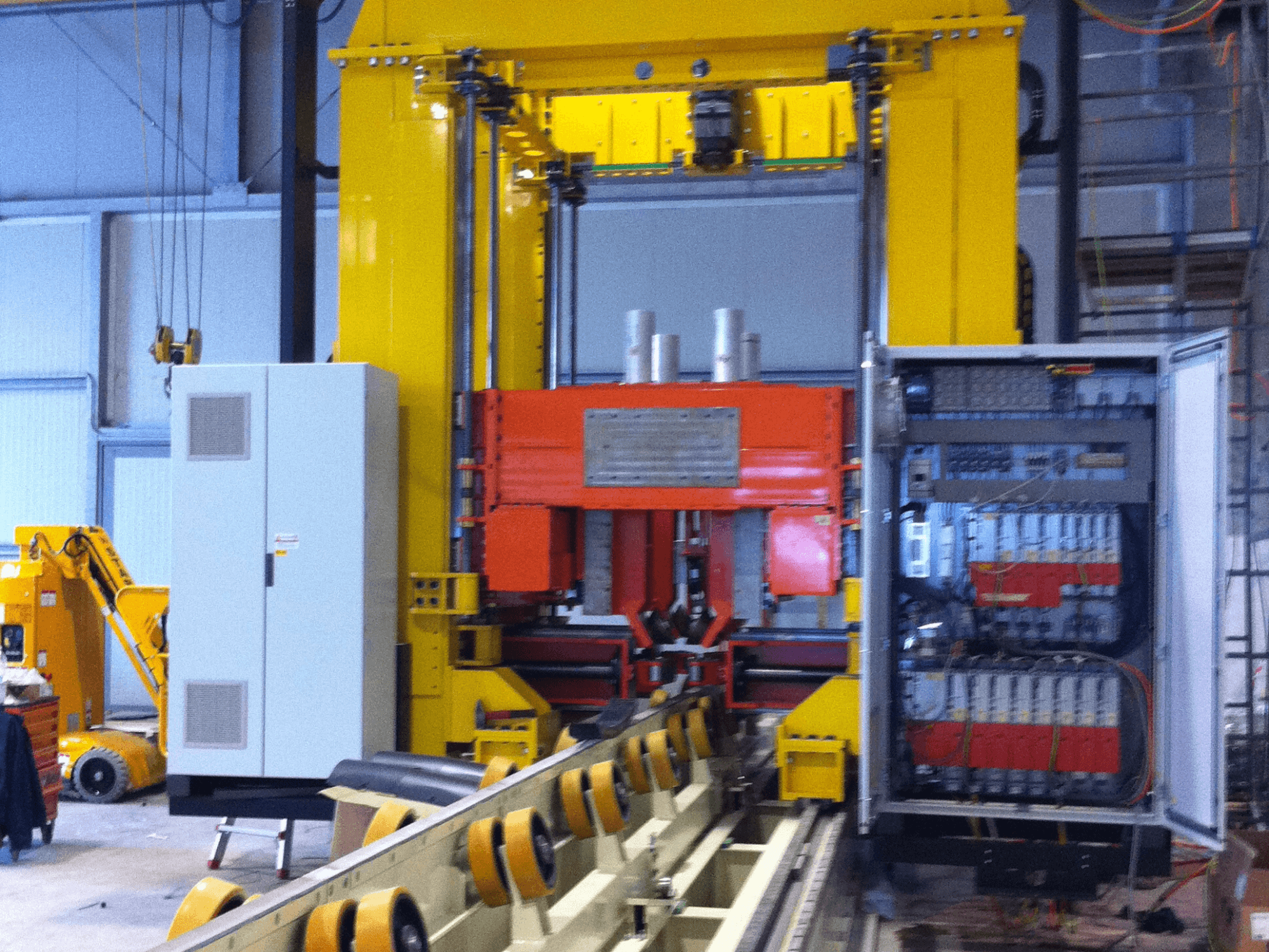 Maschine vom Typ RONDA IMPIANTO CHIUSURA E SALDATURA LASER, Vorderansicht mit Bedienfeld und Schweißkomponenten, industrielle Umgebung.