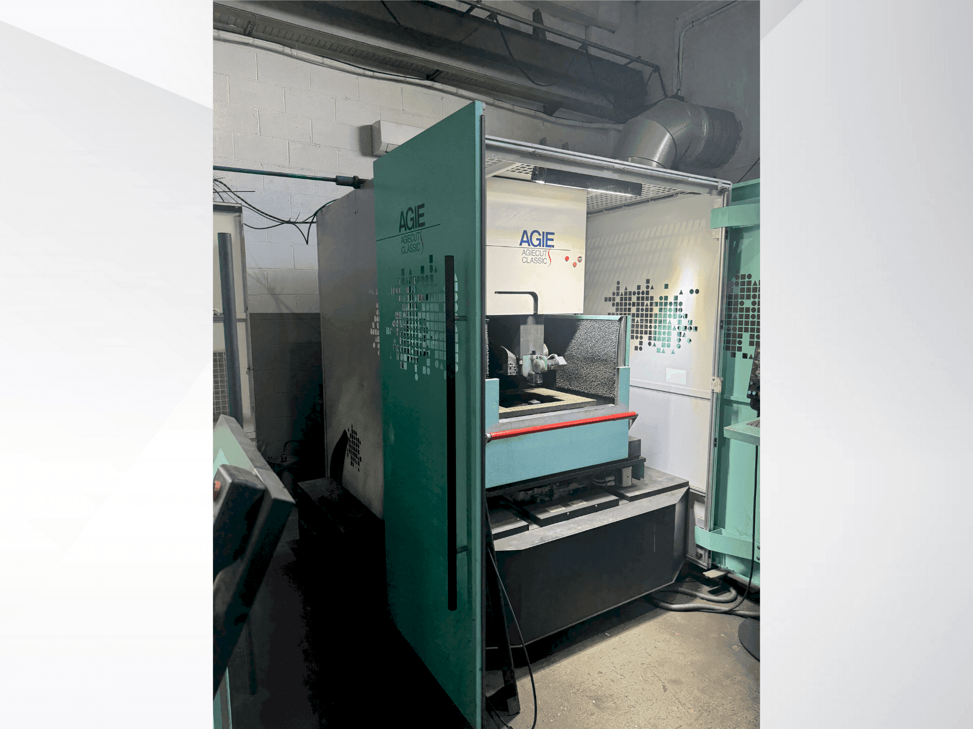 Frontansicht der AGIE Agiecut Classic S Maschine