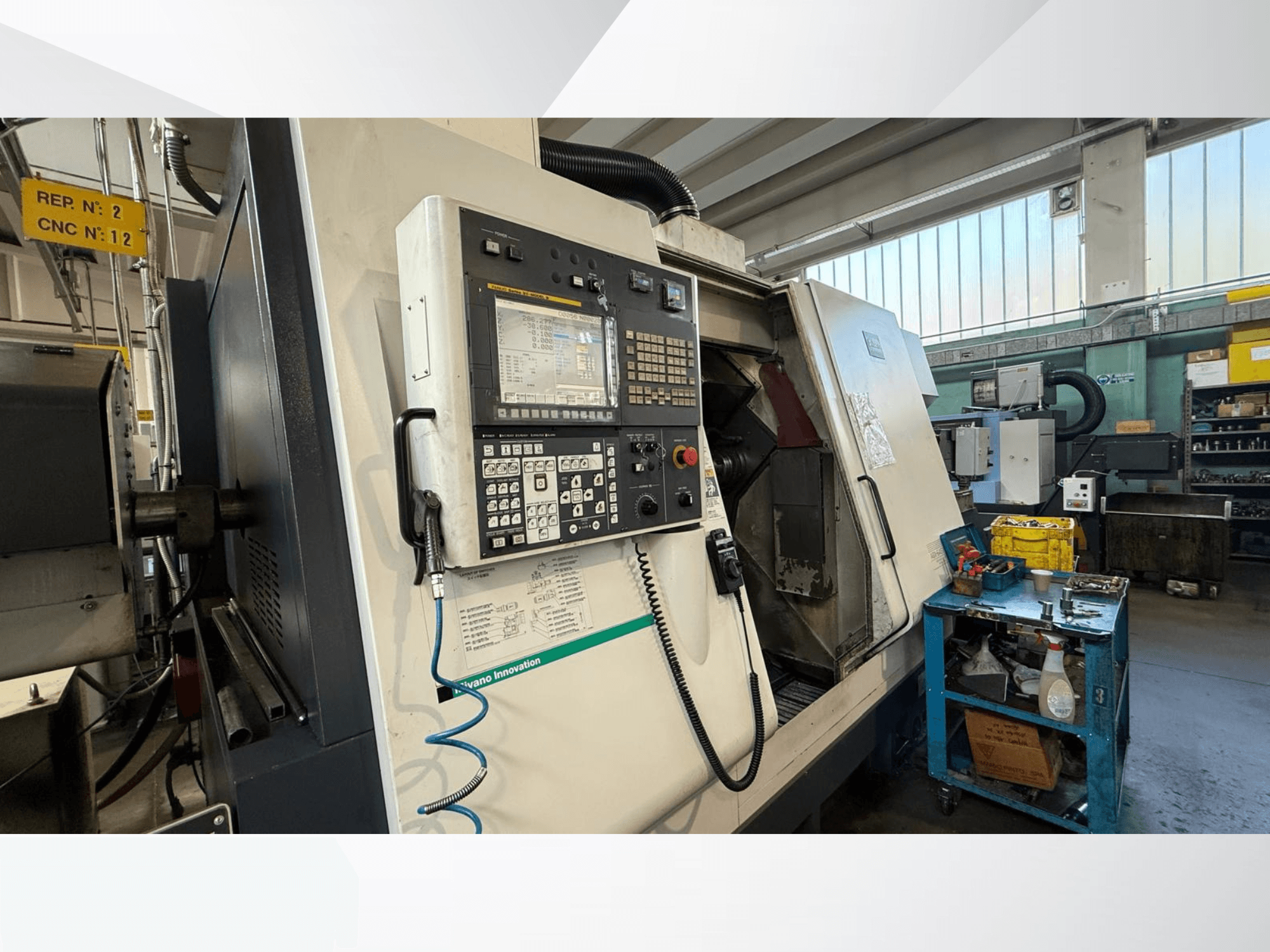 Miyano ABX64 YY2 Horizontal-Drehmaschine in der Vorderansicht mit Bedienfeld, Werkzeugen und Ausrüstung in einer Werkstatt.