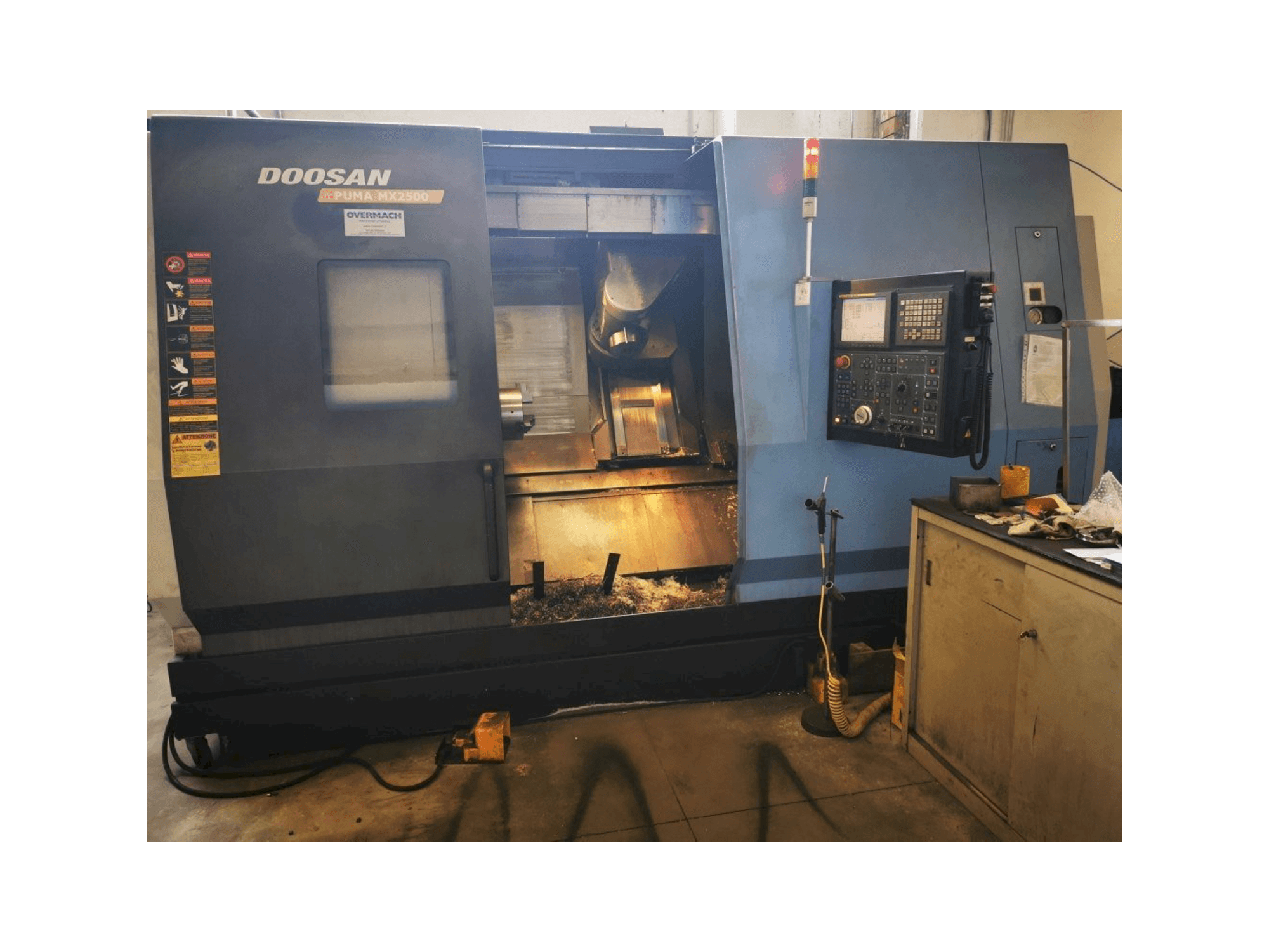 Frontansicht der Doosan Puma MX 2500 Maschine