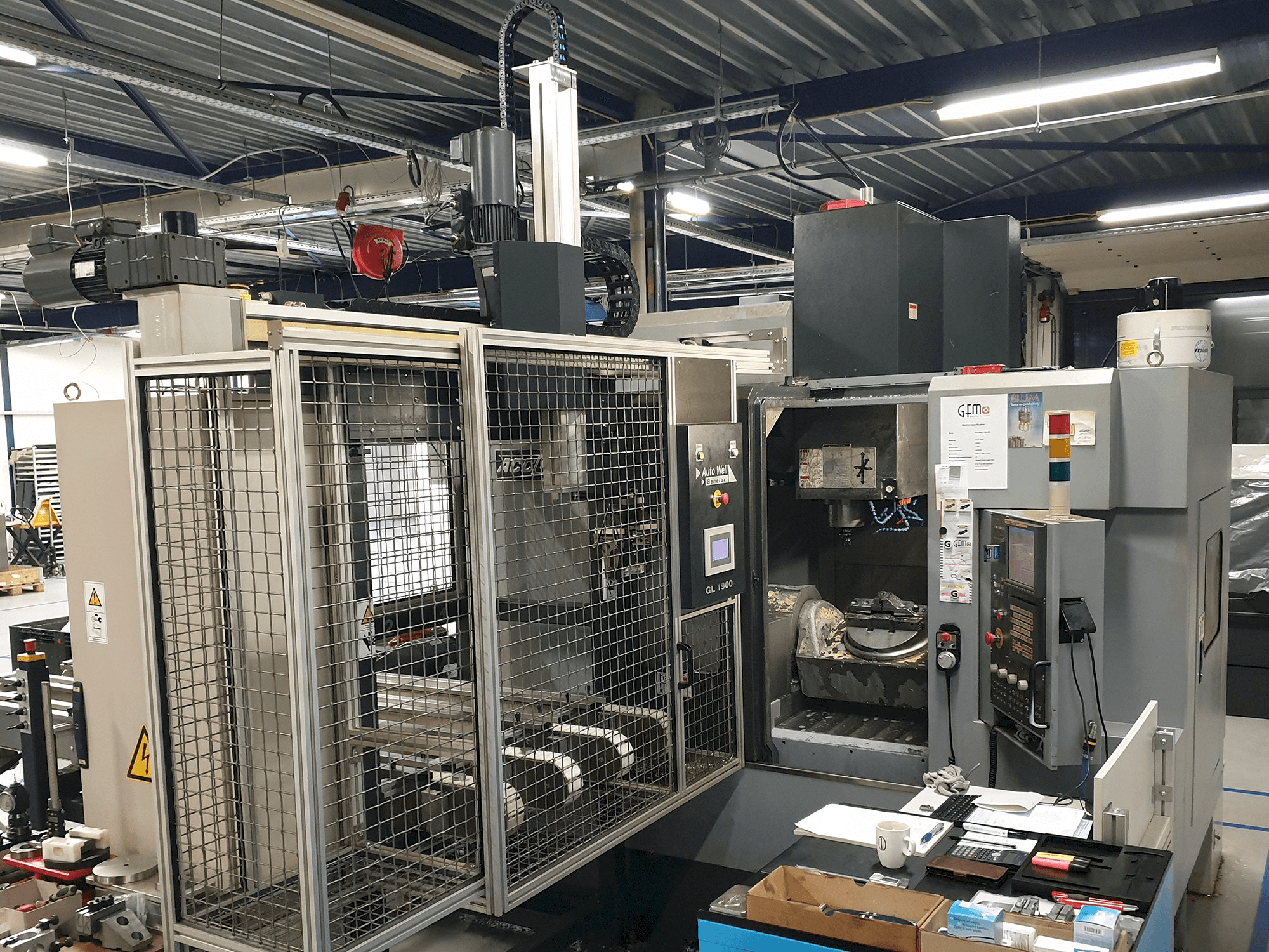 Linke Ansicht der ACCUWAY UM - 350V5 Maschine
