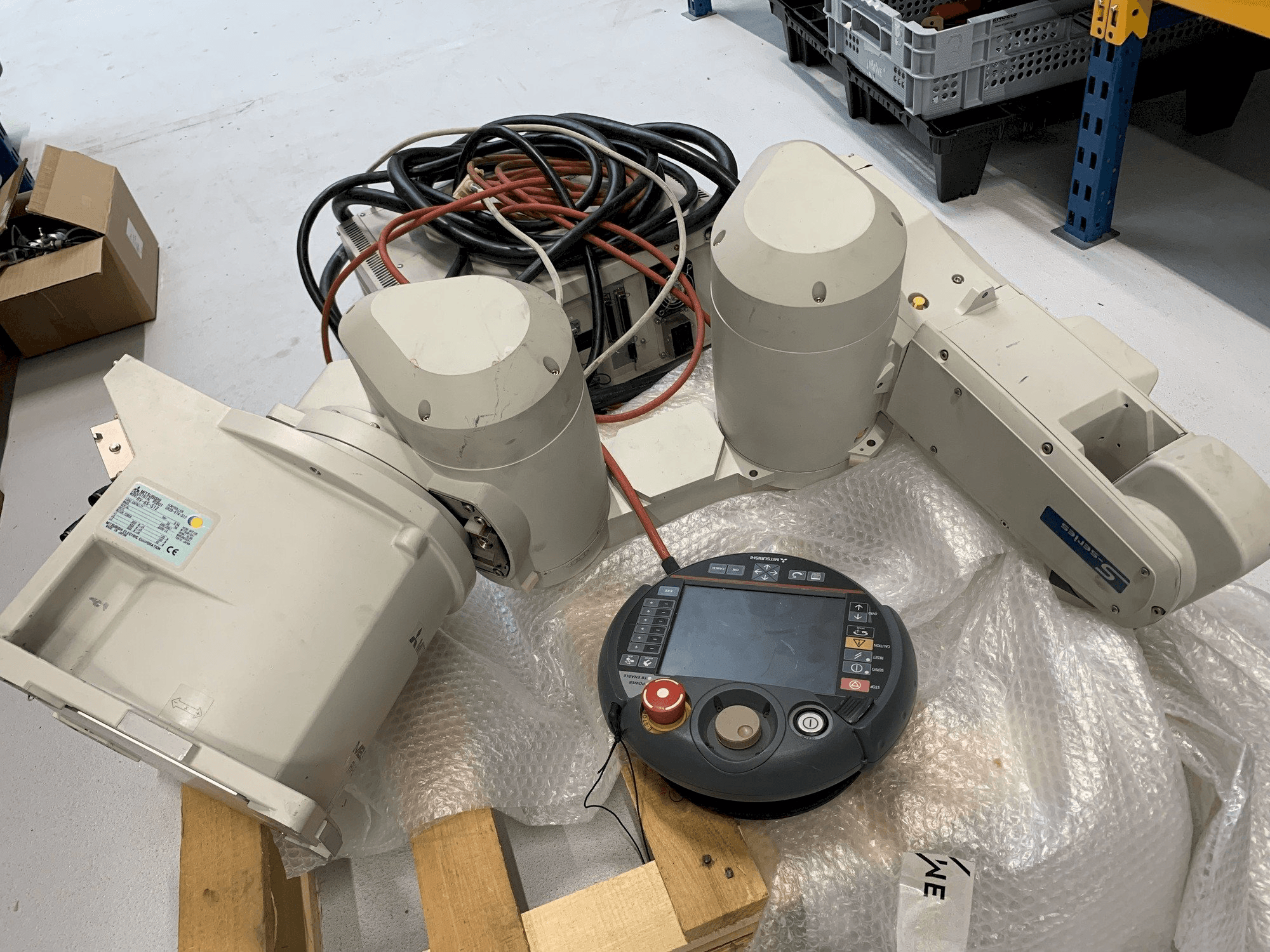 Frontansicht der Mitsubishi Melfa RV 6S Maschine