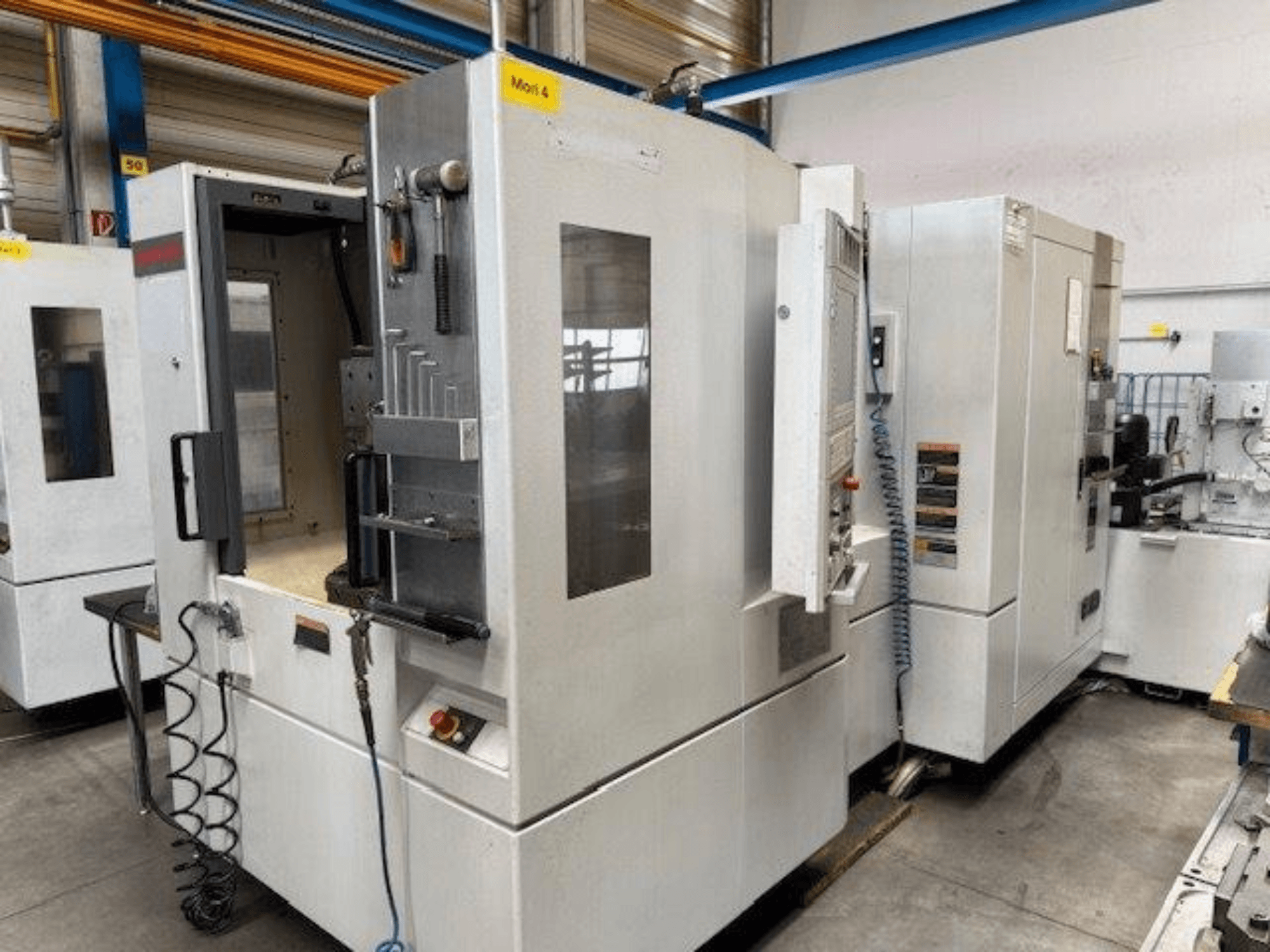 MORI SEIKI NH4000 DCG Horizontal-Bearbeitungszentrum in der Frontansicht, mit offener Tür und Bedienfelddetails.