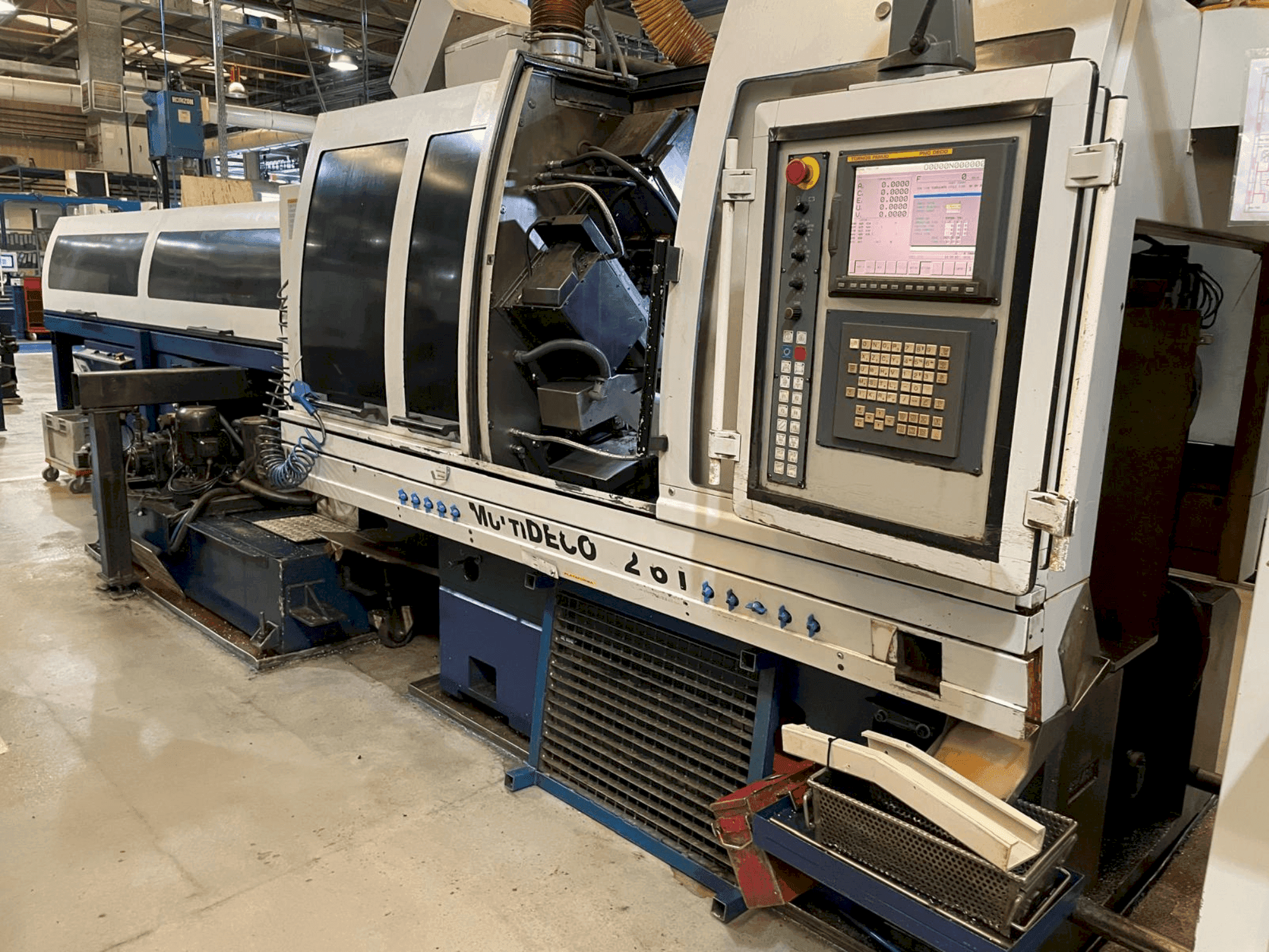 Frontansicht der TORNOS MultiDeco 32-6i Maschine