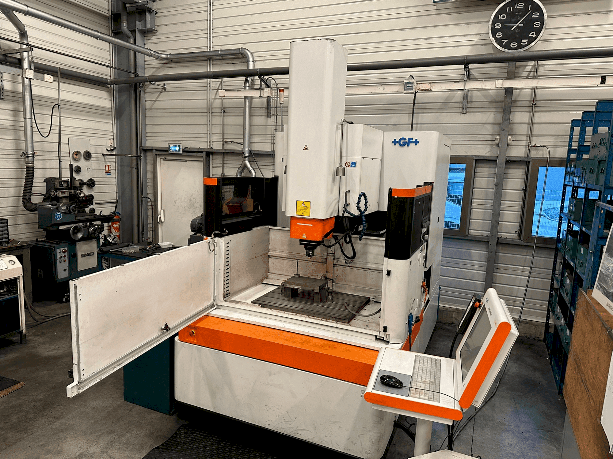 Frontansicht der AgieCharmilles FORM 30 Maschine