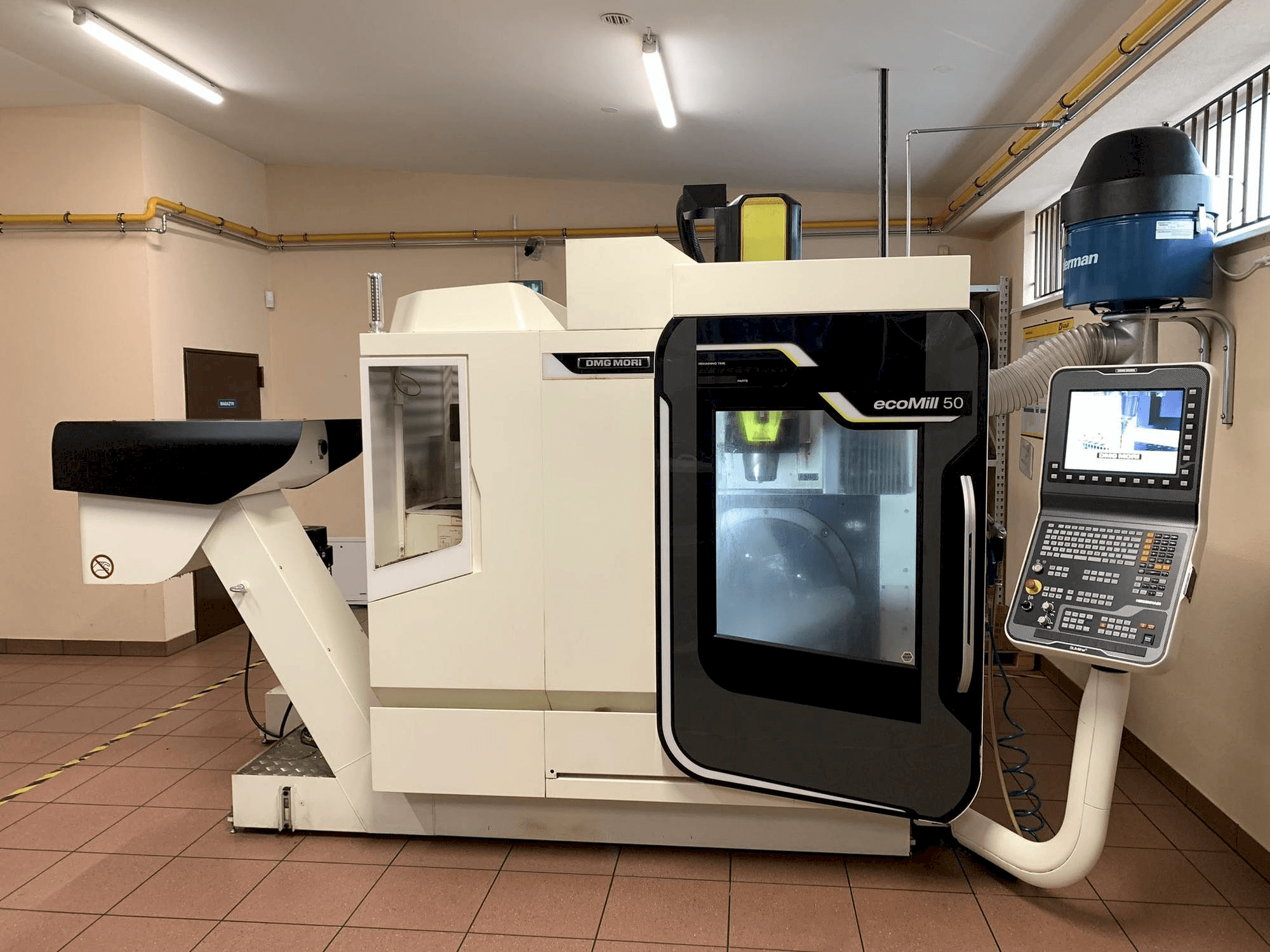 Frontansicht der DMG MORI ecoMill 50 Maschine
