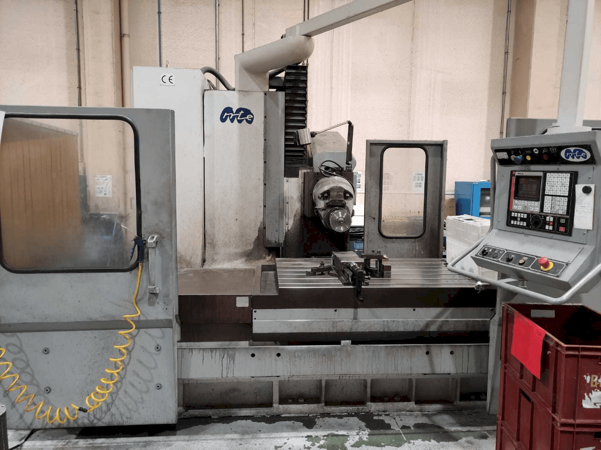 Frontansicht der MTE BF-1700 Maschine