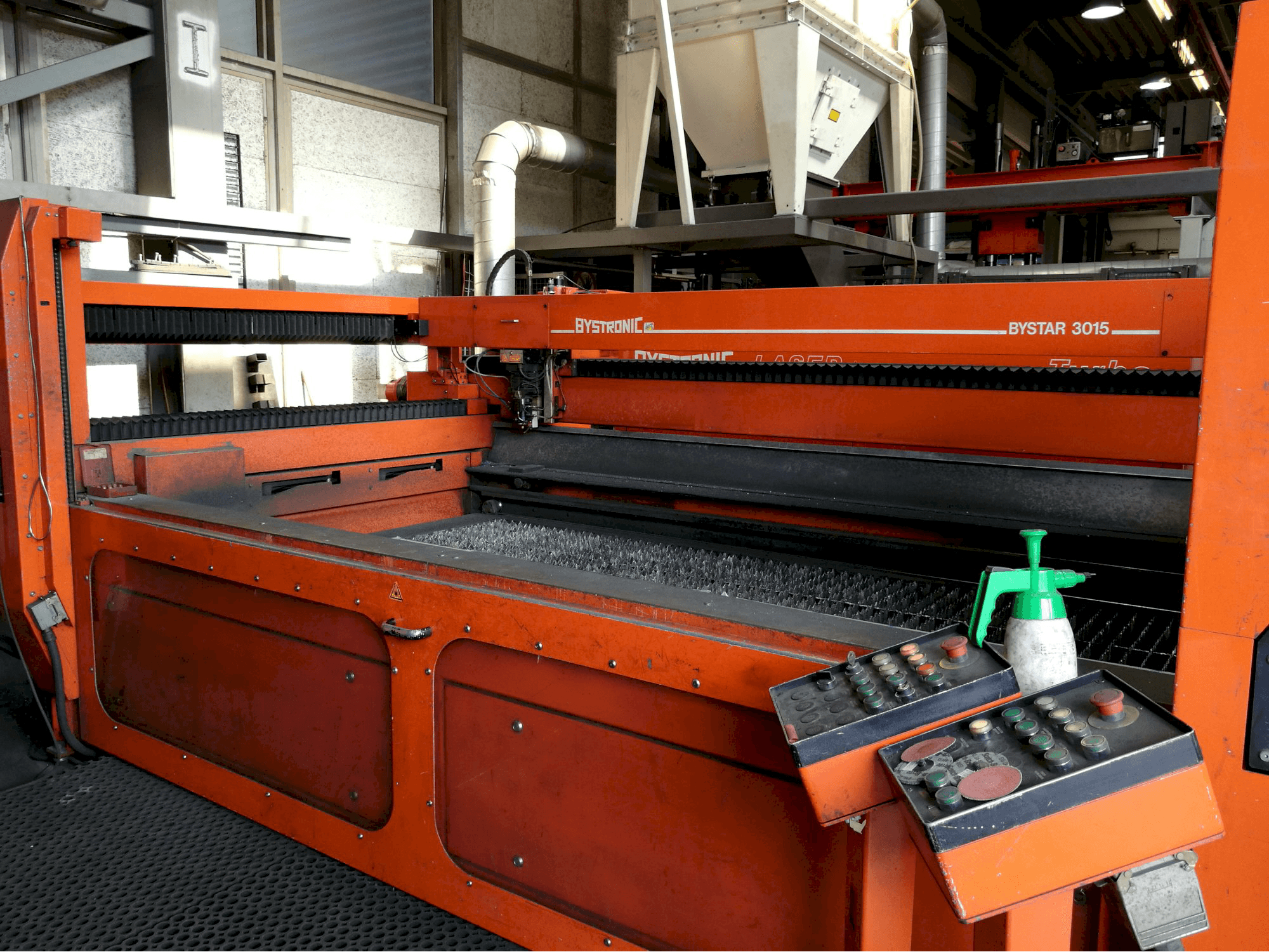 Rechte Ansicht der Bystronic Bystar 3015 Maschine