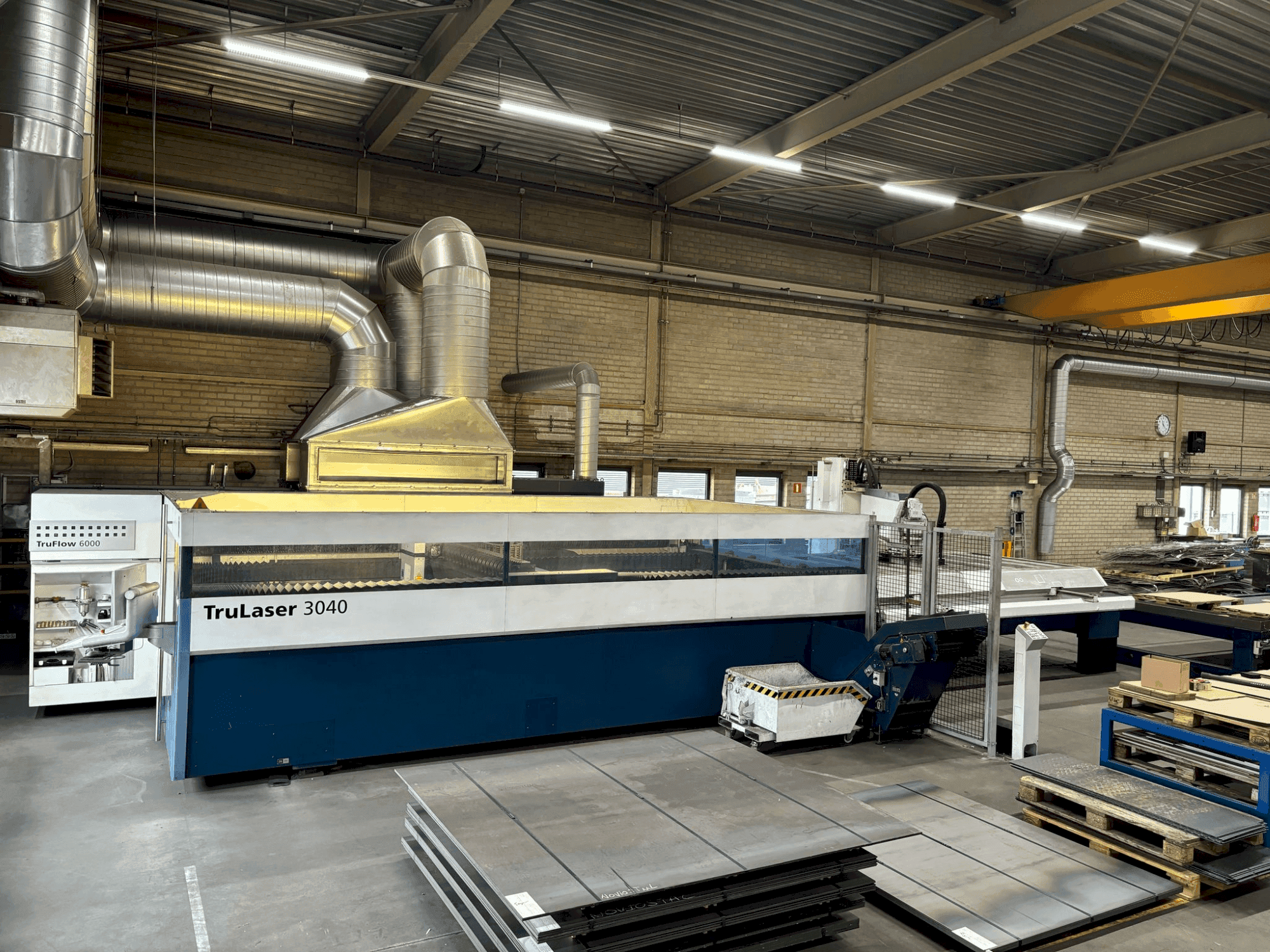 Frontansicht der TRUMPF TruLaser 3040 + LiftMaster Maschine