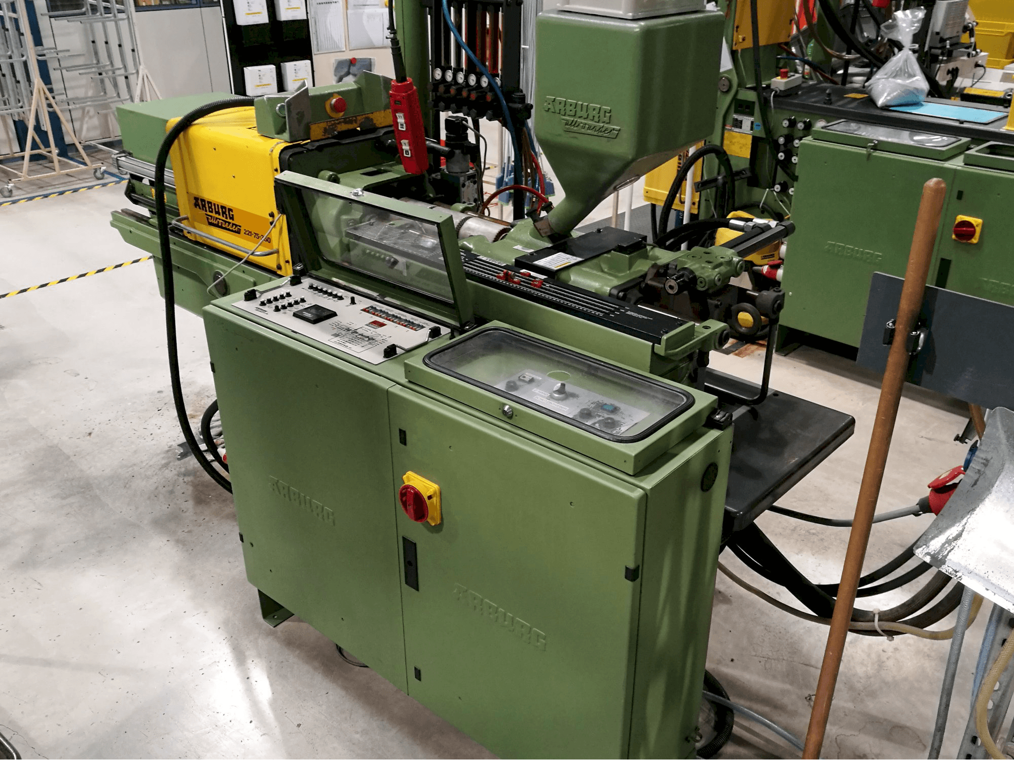 Rechte Ansicht der Arburg Allrounder 221-75-350 Maschine