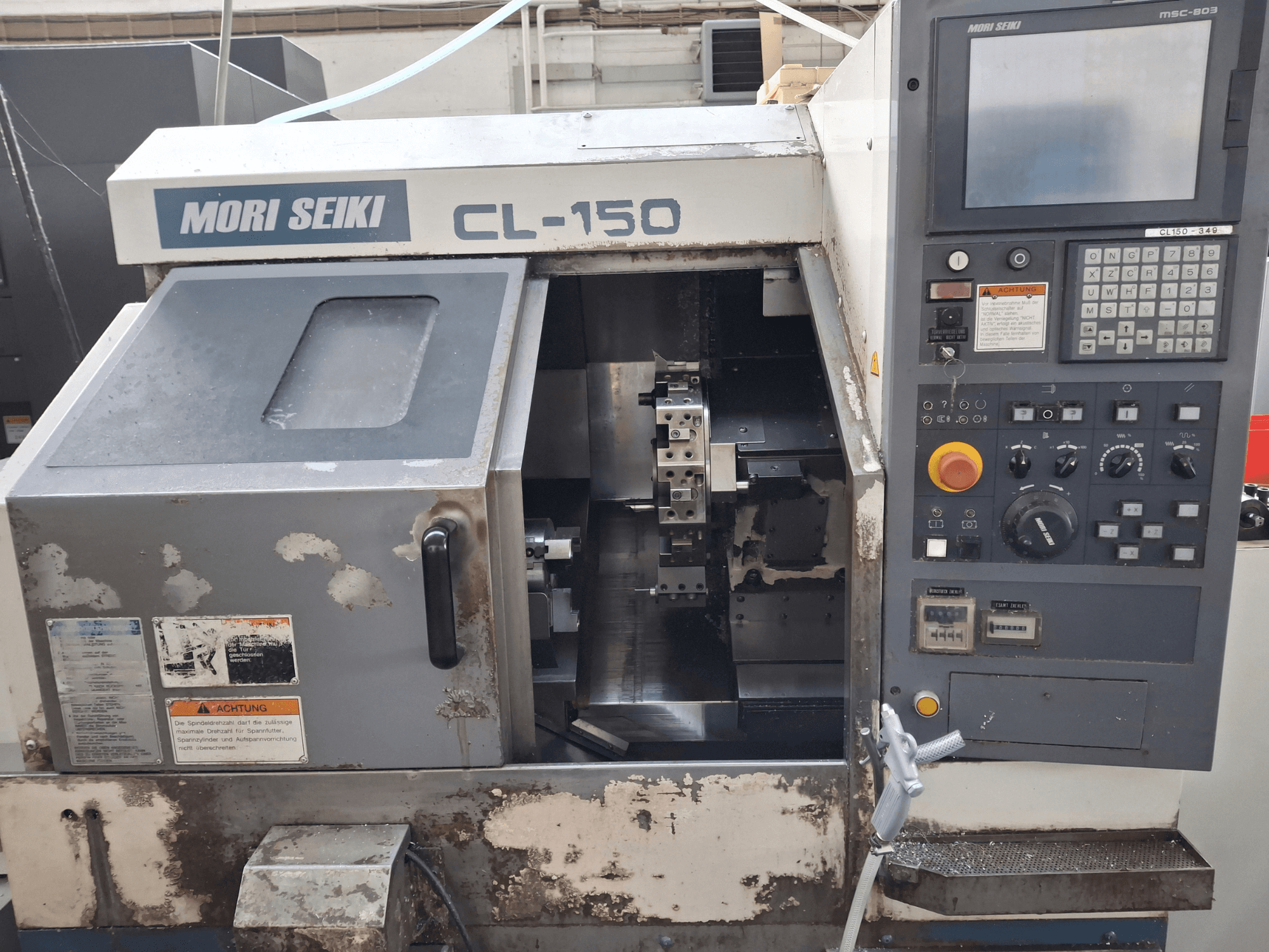 MORI SEIKI CL-150 horizontale Drehmaschine, Vorderansicht. Mit Bedienfeld, Schneidwerkzeugen und Betriebsanzeigen.