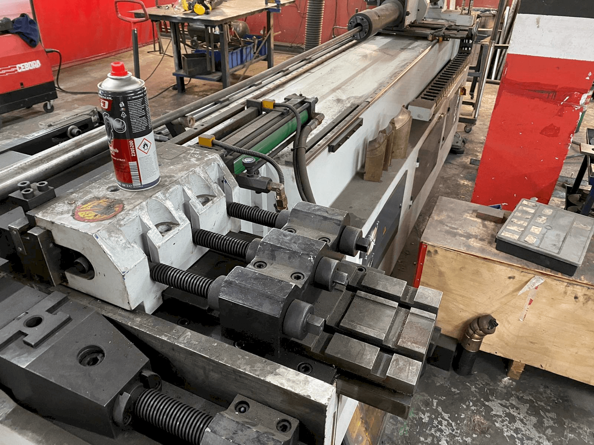 Frontansicht der Segura Llunell SB-76-NCBL Maschine