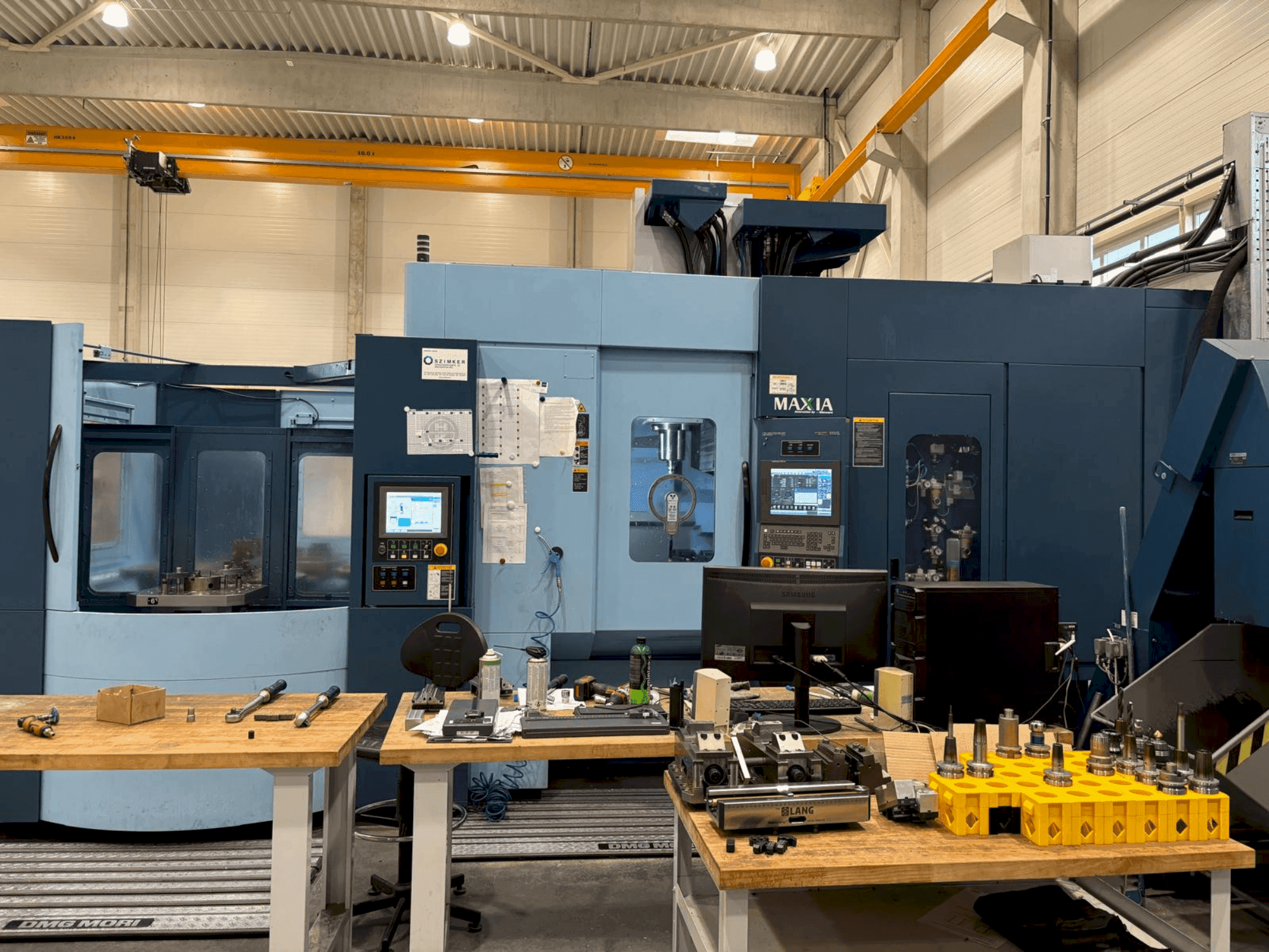 Frontansicht der Matsuura MAM72-70V Maschine