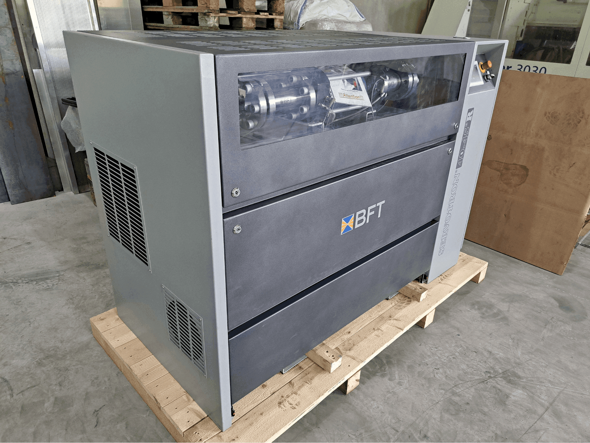 Frontansicht der BFT Servotron 40.45+ Maschine