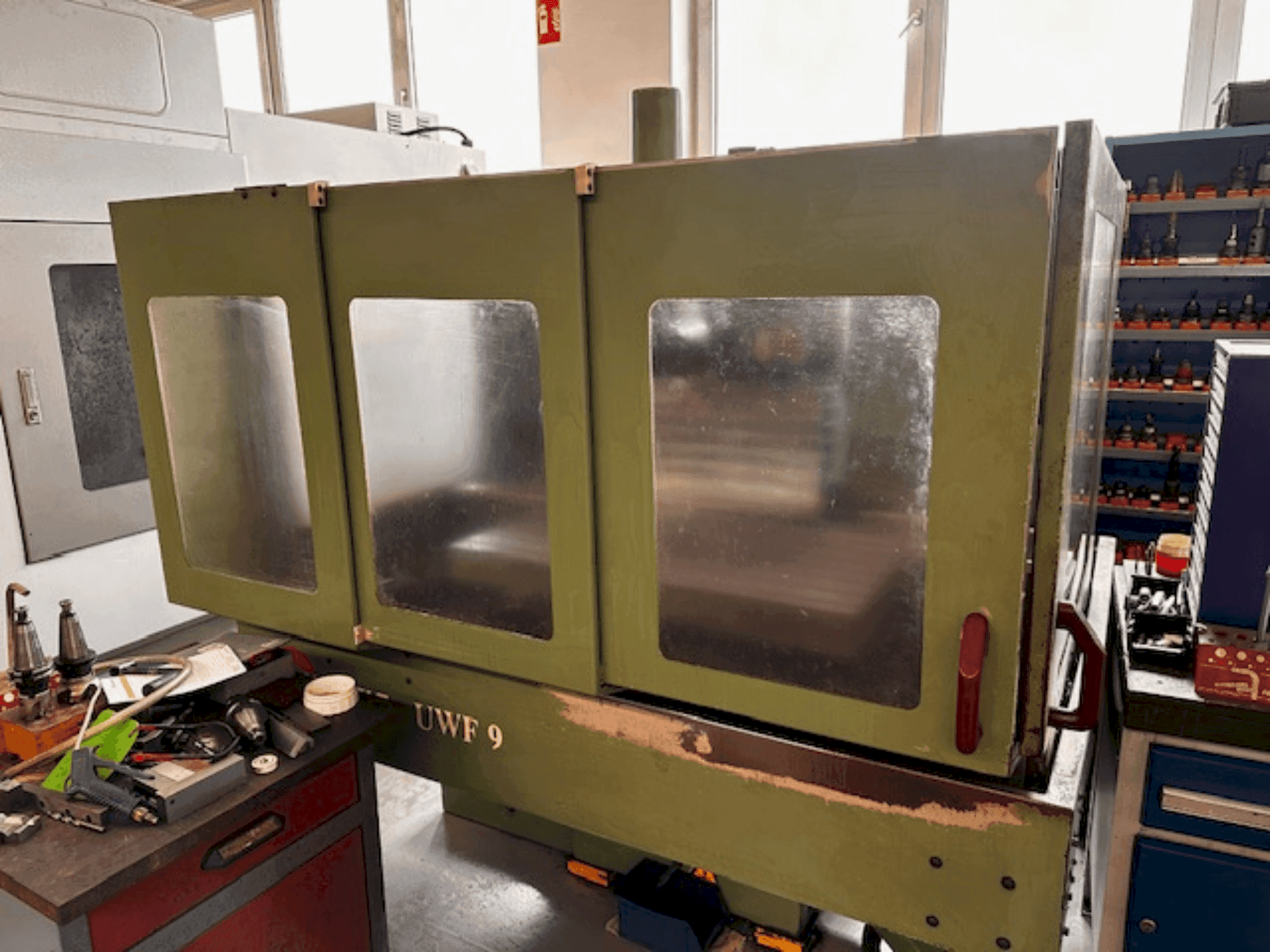 Frontansicht der HERMLE UWF 900 Maschine